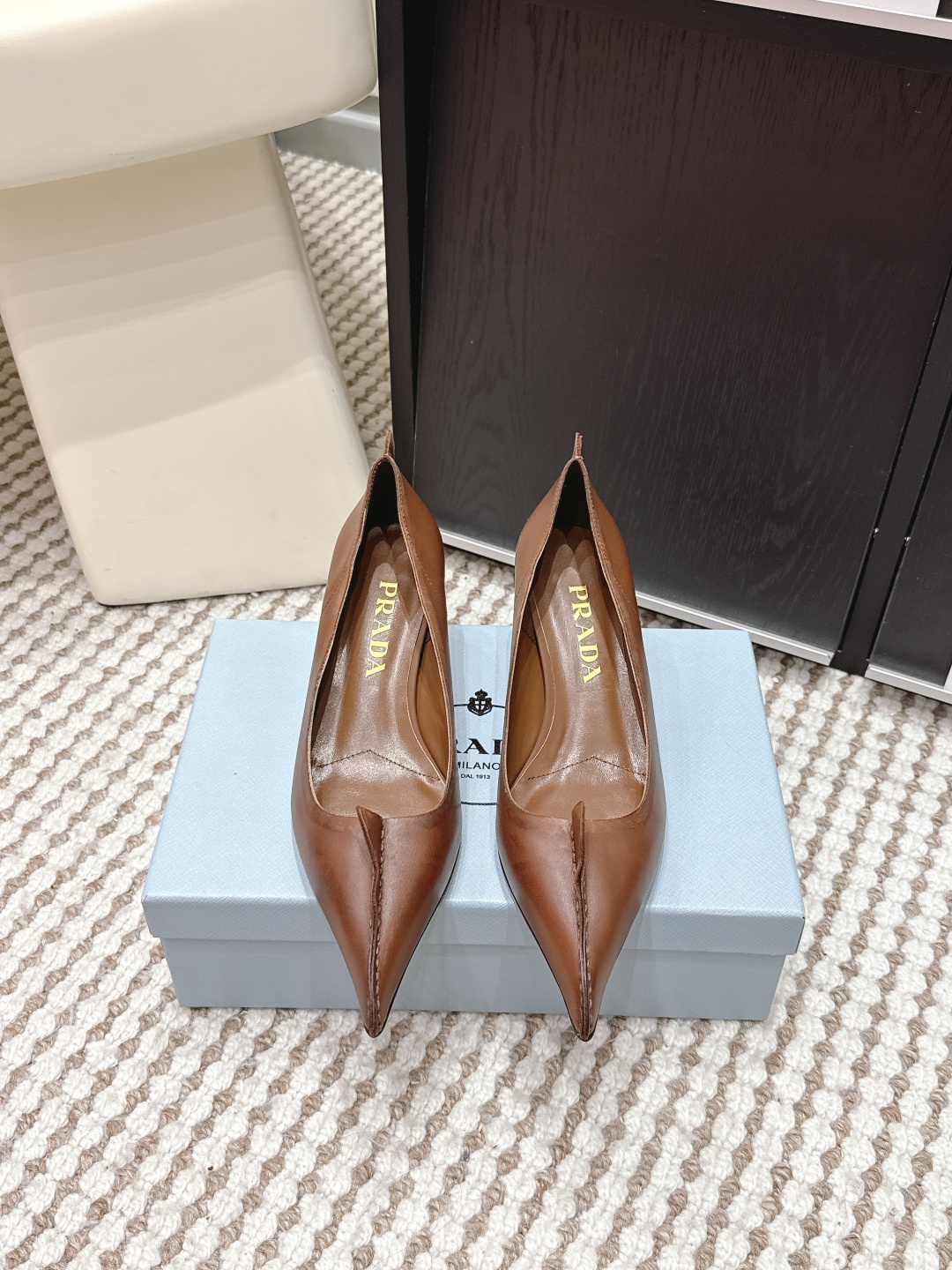 NO:693767,Purchasing agent Prada 26FW new pointed toe distressed high-heeled shoes Prada 26FW show style pointed toe distressed shoes, black leather + distressed edges, full of retro feel!  Pointed toe design + bow metal decoration, ultra-exquisite details, full of brand recognition. Kitten heels, comfortable and elegant, can be easily used for commuting or formal occasions. Made in Italy, exquisite craftsmanship, low-key luxury, fashionable must-have!  Heel height 5.5cm, Size 35-39 (34.40.41.42, custom-made, non-refundable), semi-high heels, prada, prada, high heels19860909代购级 Prada普拉达 26FW 新品 尖头 做旧 高跟单鞋 Prada 26FW秀款尖头做旧单鞋,黑色皮革+做旧边缘,复古感满满！尖头设计+蝴蝶结金属装饰,细节超精致,品牌辨识度拉满 小猫跟,舒适又优雅,通勤或正式场合都能轻松驾驭.意大利制造,工艺精湛,低调奢华,时髦精必入！ 跟高5.5cm Size 35-39（34.40.41.42订做不退换）,半拖高跟鞋,prada,prada,high heels,Women's Shoes