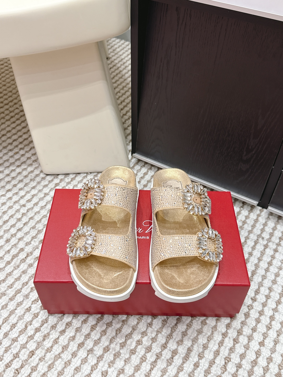 NO:693796,Purchasing agent Roger Vivier 2026 new flat rhinestone square buckle sandals Roger Vivier Slidy Viv series rhinestone square buckle sandals, black silk upper + square rhinestone buckle, full of luxury!  The thick-soled design quietly increases the height, and the non-slip rubber sole is perfect for daily outings or vacations. The double-strap structure fits firmly, and the open-toe design is breathable and fashionable. It can be easily matched with skirts and shorts. It is a versatile item in summer!  The brand’s classic elements are loved by fashion circles and celebrities in street photography. Size 35-39 (34.40.41 custom-made, non-returnable), slippers, roger vivor, slippers, skirts, shorts, real silk19860909代购级 Roger Vivier 2026新款 平底 水钻 方扣凉拖鞋 Roger Vivier Slidy Viv系列水钻方扣凉拖,黑色真丝鞋面+方形水钻饰扣,奢华感满满！厚底设计悄悄增高,防滑橡胶鞋底,日常出街或度假都超适合 双带结构稳固贴合,露趾设计透气又时髦,裙装短裤都能轻松搭配,是夏季百搭神器！品牌经典元素,时尚圈&明星街拍都爱它 Size 35-39（34.40.41订做不退换）,拖鞋,roger vivier,slippers,skirts,shorts,real silk,Women's Shoes