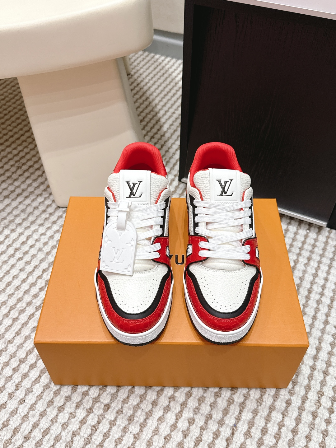 NO:693776,Couple style, 10 must-haves for men!   LV purchasing grade new colors available from stock!  The complete series of classic donkeyjia!  LVTrainer PVC sneakers, every style and color is great!  The trainer feels really good on the feet. It is full of surprises and is constantly updated in silver color. Xiaohongshu internet celebrity couples are showing off one after another!  The fabric is made of the same material as the original version and the workmanship details are exactly the same. Compare every detail of the original version one to one!  Various leather-covered TPU fabrics, ultra-complex splicing, original TPU outsole, purchasing level, not an ordinary material!  The size is 35-40 for women and 38-46 for men. The delivery counter is fully packaged at the same time!  ,casual shoes/sneakers,louis vuitton,louis vuitton,louis vuitton,sneakers19860909情侣款 男10必备！  LV代购级新色现货供应！经典驴家全系列！LVTrainer PVC 运动鞋, 每个款式配色都很赞！Trainer的脚感真的非常不错,惊喜满满银色不断更新,小红书网红情侣纷纷开秀！ 面料选用原版完全一样材质做工细节,原版一比一对比每个细节！各种皮面TPU 布 超复杂拼接 TPU原版大底,代购级别,不是普通材质哦！ 码数女35-40 男38-46 配送专柜同步全套包装！,休闲鞋/运动鞋,louis vuitton,louis vuitton,louis vuitton,sneakers,Women's Shoes