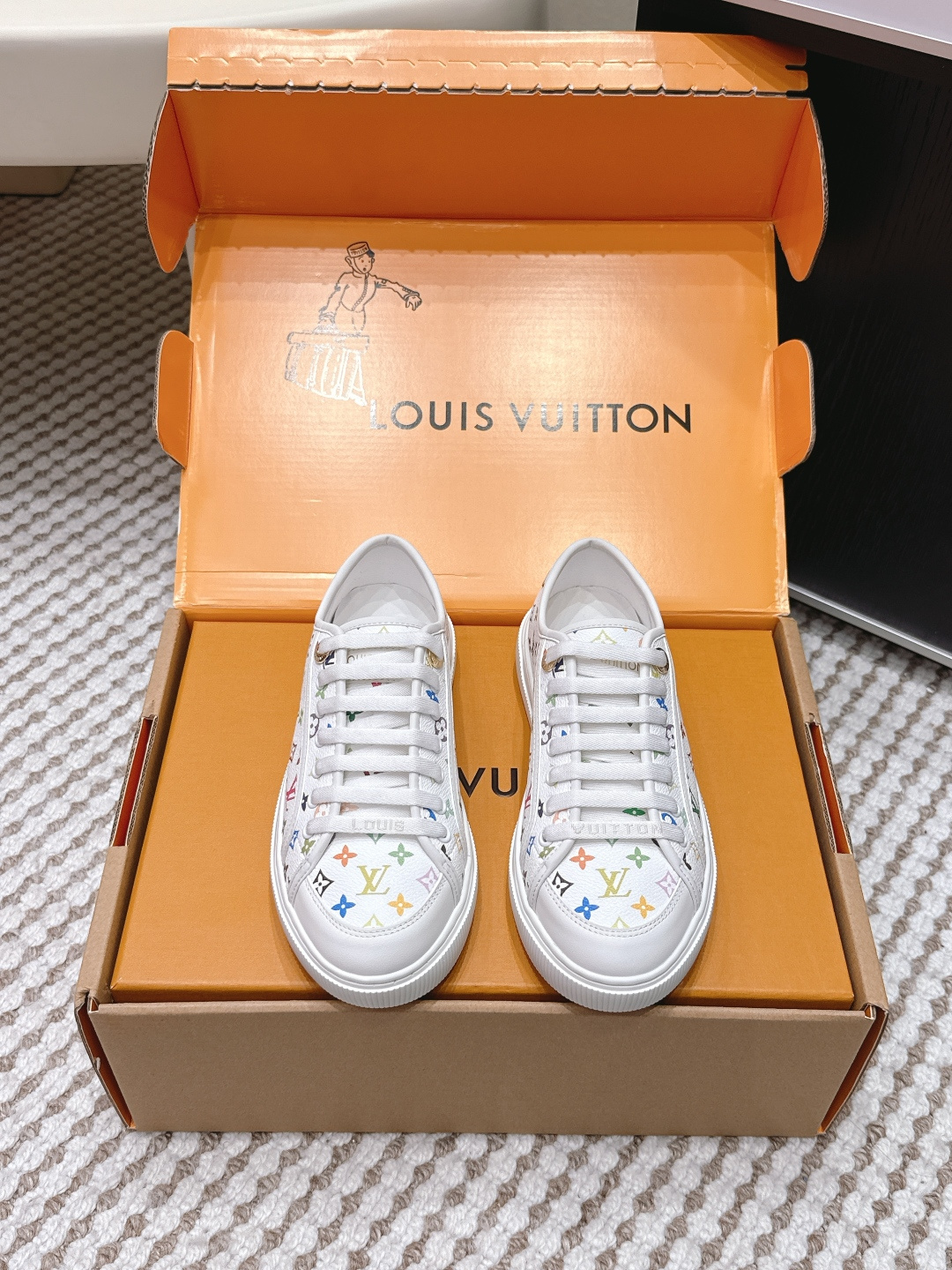 NO:693781,Purchasing agent level LouIs Vuitton Louis Vuitton TIME OUT casual sneakers, white shoes. This Time Out sneaker is spliced with cow leather and Monogram denim, echoing the current season's leather goods series. The denim luggage tag is fixed on the upper through a leather strap, highlighting Louis Vuitton's travel heritage. Dazzling inscribed eyelets and brand logo embossing on the tongue add exquisite details. Size 35-40, casual shoes/sports shoes, louis  vuitton,louis vuitton,sneakers,cowhide19860909代购级 LouIs Vuitton 路易威登TIME OUT休闲板鞋 小白鞋 本款Time Out运动鞋拼接牛皮革与 Monogram 丹宁布,与当季皮具系列遥相呼应. 丹宁布行李牌通过皮革饰带固定于鞋面,彰显路易威登的旅行传承.耀目铭纹孔眼与鞋舌处品牌标识压纹增添考究细节. Size 35-40,休闲鞋/运动鞋,louis vuitton,louis vuitton,sneakers,cowhide,Women's Shoes