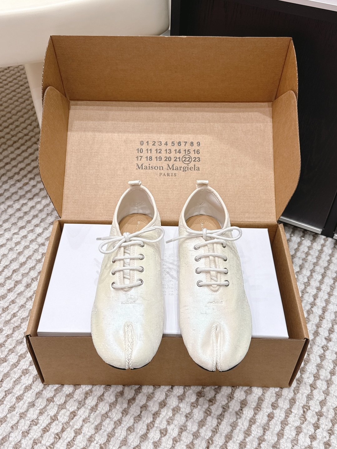 NO:693772,Purchasing-grade Maison Margiela Tabi split-toe shoes 2026 new lace-up shoes Maison Margiela classic Tabi split-toe shoes, made of black lambskin, soft and comfortable, the split-toe design is inspired by Japanese foot bags, highly recognizable. Genuine leather outsole + laces, stable and breathable, easy to wear for commuting and leisure. Whether paired with jeans or suit pants, it can instantly enhance the avant-garde look. It is an iconic item in the fashion circle and a must-have for fashionistas!  Size 35-39 (40 orders are not returnable), split-toe shoes, jeans, business suit, sheepskin, Leather soles19860909代购级 Maison Margiela Tabi分趾鞋 2026新品 系带单鞋 Maison Margiela经典Tabi分趾鞋,黑色小羊皮材质,柔软舒适,分趾设计灵感源自日本足袋,辨识度超高 真皮大底+系带,穿着稳固又透气,通勤、休闲都能轻松驾驭.无论搭配牛仔裤还是西装裤,都能瞬间提升造型先锋感,是时尚圈标志性单品,潮人必备！ Size 35-39（40订做不退换）,分趾鞋,jeans,business suit,sheepskin,Leather soles,Women's Shoes