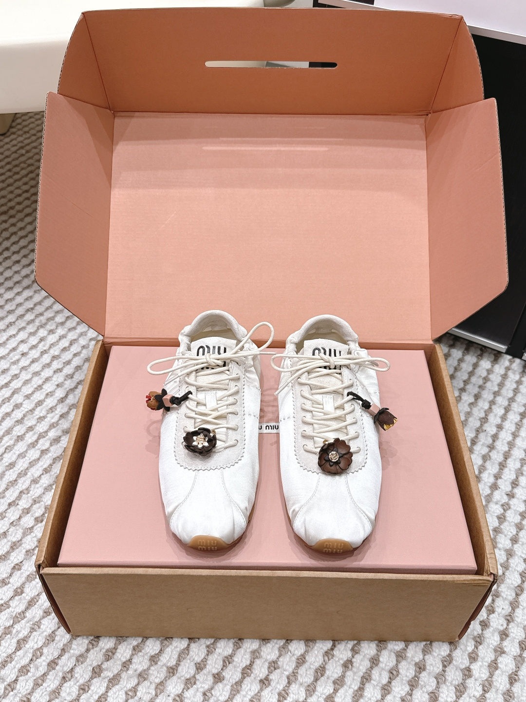 NO:693766,Purchasing agent Miu Miu 2026s new product satin ballet lace-up moral training shoes Miu Miu Plume series satin ballet moral training shoes, 2026 spring and summer new style, satin material soft gloss, soft touch, elegant and comfortable. The mint green color is fresh, the tongue Miu Miu Logo is highly recognizable, the shoelaces are decorated with metal decoration, and the details are perfect  The flat design is suitable for daily commuting or long walks. It can be easily matched with skirts and casual pants. You can switch between sweet and cool styles at will. It is a practical and fashionable versatile item!  Size 35-39 (40 orders cannot be returned or exchanged), ballet shoes, miumiu, skirts19860909代购级 Miu Miu谬谬 2026s新品 缎面芭蕾 系带 德训鞋 Miu Miu Plume系列缎面芭蕾德训鞋,2026春夏新款,缎面材质柔光光泽,触感柔软,优雅又舒适.薄荷绿配色清新,鞋舌Miu Miu Logo辨识度高,鞋带点缀金属装饰,细节满分 平底设计,日常通勤或长时间步行都很友好,裙装休闲裤都能轻松搭配,甜酷风格随心切换,是实用又时髦的百搭单品！ Size 35-39（40订做不退换）,芭蕾舞鞋,miumiu,skirts,Women's Shoes