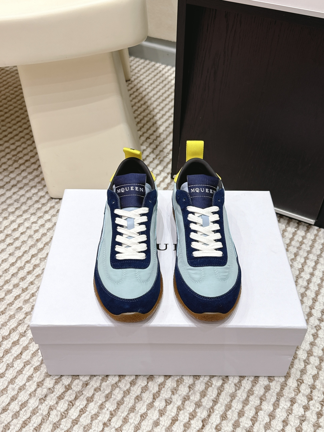 NO:693762,Purchasing level men's 10 Alexander McQueen EC1 flat-soled moral training shoes Alexander McQueen EC1 moral training shoes, milky white leather + light gray suede splicing, retro Forrest shoe shape, raw rubber soles are soft and wear-resistant. The tongue brand logo, exquisite details, low-key and recognizable. Light and comfortable, wide-footed and friendly, can be easily controlled for commuting, leisure and sports, versatile and not picky, same style for men and women, perfect for couples!  Size 35-44 (40 for women and 45 for men, no return or exchange), casual shoes/sports shoes, alexander mcqueen, sneakers, chamois leather19860909代购级 男10 AlexanderMcQueen亚历山大麦昆EC1 平底 德训鞋 亚历山大麦昆EC1德训鞋,奶白皮革+浅灰麂皮拼接,复古阿甘鞋型,生胶鞋底柔软耐磨.鞋舌品牌标志,细节精致,低调又有辨识度 轻便舒适,脚宽也友好,通勤、休闲、运动都能轻松驾驭,百搭不挑人,男女同款,情侣穿搭也超合适！ Size 35-44（女40 男45订做不退换）,休闲鞋/运动鞋,alexander mcqueen,sneakers,chamois leather,Women's Shoes