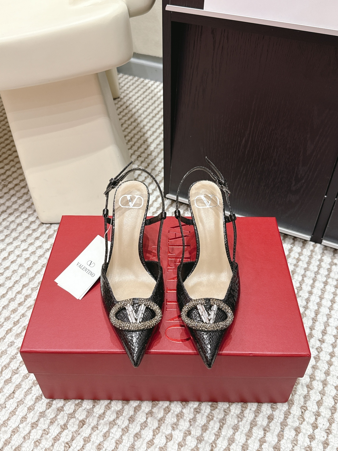 NO:694549,Purchasing agent grade Valentino 2026 spring and summer series colorful diamond VLOGO high heels and sandals. Pointed stiletto heel design, upper color sequins + crystal embellishment, blingbling super eye-catching golden VLOGO metal buckle, full of brand sense, 8cm high heel elongates the leg line, elegant and aura. Back strap design, more stable to wear, suitable for dinners, parties and other formal occasions, can also add points to daily wear, is a practical and luxurious fashion item! Size  35-40 (customized at 41.42.43), high heels sandals, valentino, sandals, high heels19860909代购级 Valentino2026春夏系列彩钻VLOGO高跟鞋 凉鞋 尖头细跟设计,鞋面彩色亮片+水晶点缀,blingbling超吸睛金色VLOGO金属扣,品牌感满满,8cm跟高拉长腿部线条,优雅又显气场. 后绊带设计,穿着更稳,适合晚宴,派对等正式场合,也能为日常穿搭加分,是实用又奢华的时尚单品! Size 35-40（41.42.43订做）,高跟鞋凉鞋,valentino,sandals,high heels,Women's Shoes