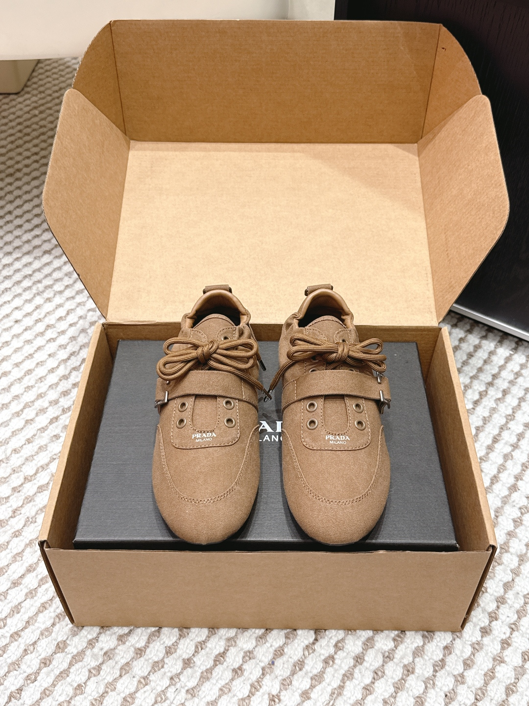 NO:694540,Purchasing agent PRADA Collapse 2026 new product casual moral training sports shoes PRADA 2026 spring and summer Collapse series black sports shoes, made of lightweight nylon material, thin sole design, ultra-light, no pressure for daily wear!  The upper is simple, with laces + PRADA logo, low-key and recognizable. The thin sole fits the foot shape and is very comfortable, so you won’t feel tired after walking for a long time. The black color is versatile and can be easily worn in casual, commuting and sports styles. It is a practical and fashionable must-have item!  Size 35-39 (40.41 custom-made, non-refundable), casual shoes/sports shoes, prada, prada, sneakers19860909代购级 PRADA普拉达 Collapse 2026新品 休闲 德训 运动鞋 PRADA 2026春夏Collapse系列黑色运动鞋,采用轻便尼龙材质,薄底设计超轻盈,日常穿搭无压力！鞋面简约,系带+PRADA标志,低调又有辨识度 薄底贴合脚型,舒适度满分,长时间走路也不累.黑色百搭,休闲、通勤、运动风都能轻松驾驭,是实用又时髦的必备单品！ Size 35-39（40.41订做不退换）,休闲鞋/运动鞋,prada,prada,sneakers,Women's Shoes