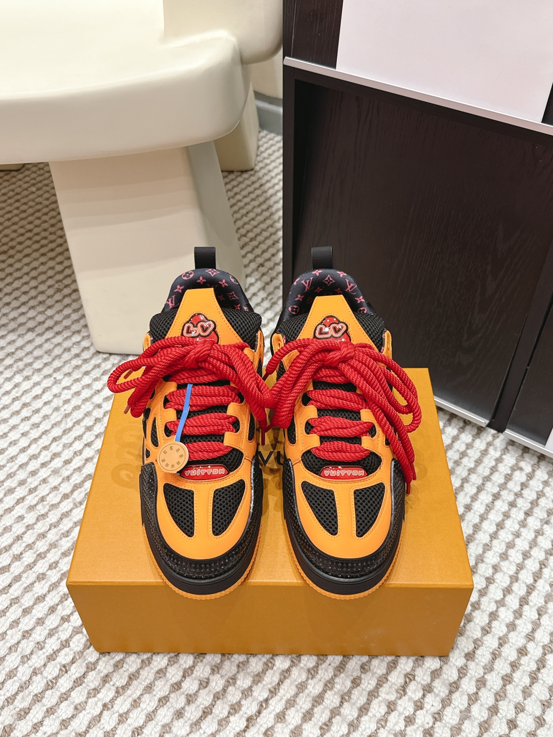 NO:695213,Purchasing agent level Lv skate sneaker four-leaf clover couple model sports shoes skate shoes brand new trendy series injected with young blood...added two shoelace design...the tongue and heel both have the brand founding time 1854, the same sole as the trainer...full-grain cowhide fabric spliced with TPU film...high elastic latex insole...Size 35-40 women's model/39-45 men's model, casual shoes/sports shoes, louis  vuitton,sneakers,cowhide19860909代购级 Lv skate sneaker 四叶草 情侣款 运动鞋 滑板鞋 全新注入年轻血液潮范系列……增加两鞋带设计…鞋舌与鞋跟均带有品牌创立时间1854字样 trainer同款鞋底…全粒面牛皮面料拼接TPU胶片…高弹乳胶鞋垫… Size 35—40女款/39—45男款,休闲鞋/运动鞋,louis vuitton,sneakers,cowhide,Women's Shoes