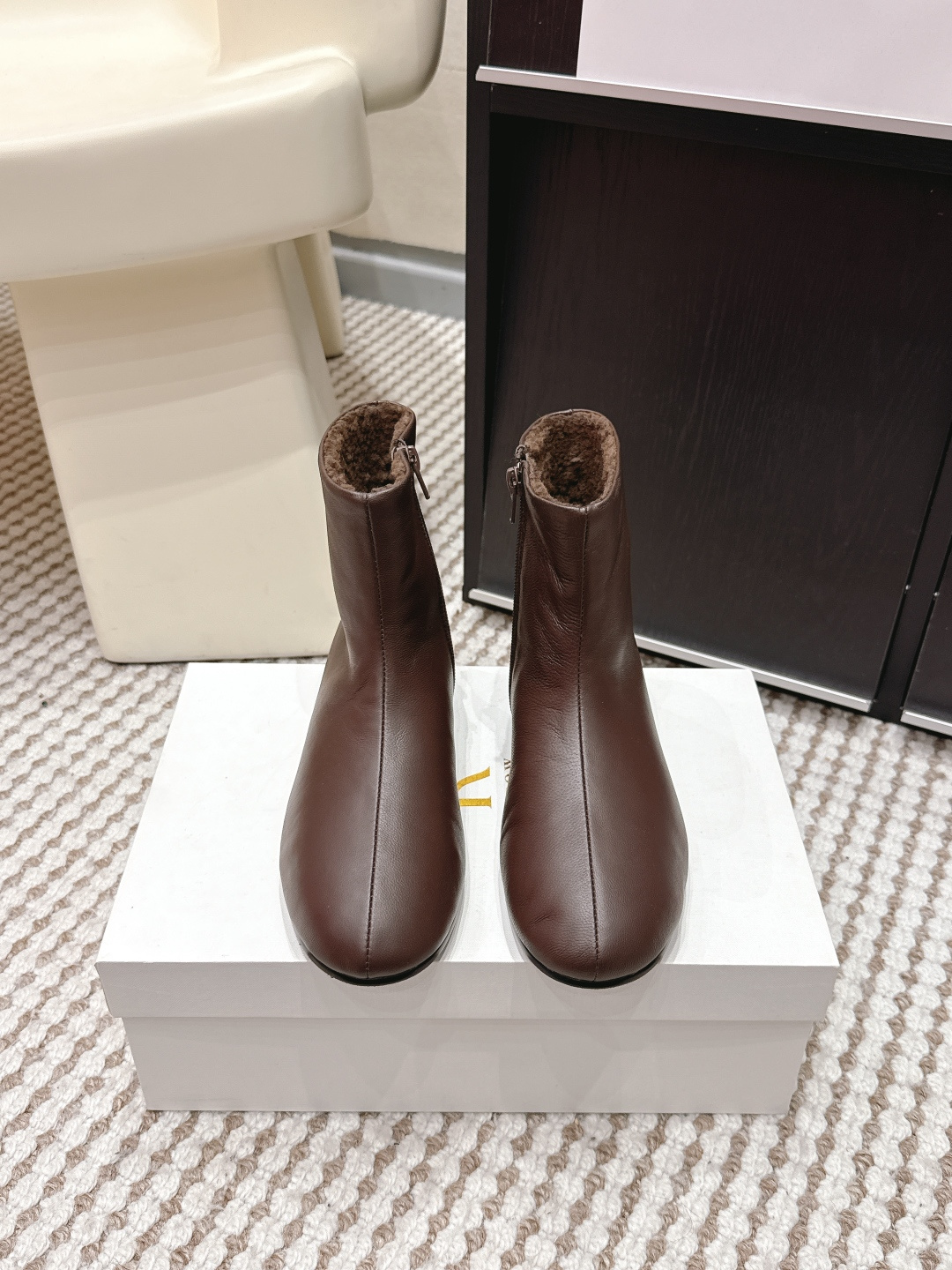 NO:695209,Purchasing agent level The row mid-calf boots, minimalist high-end flat boots, suede leather is super soft, you can't put it down, unique style, fall in love at first sight, row will always be so popular. The imported suede upper is a one-to-one replica of the original, the lining is imported cowhide, and the foot pads are cowhide. The sole is imported rubber mold outsole, Size#35-41 (40 41 custom-made, non-returnable), boots, boots, cowhide, chamois leather19860909代购级 The row中筒靴,极简高级平底靴,麂皮皮超级柔软 爱不释手,独特风格,一眼爱上,row就是永远这么受欢迎. 鞋面进口麂皮 原版一比一复刻, 内里进口客供牛皮,垫脚牛皮 鞋底进口橡胶模具大底, Size#35-41（40 41订做不退换）,靴子,boots,cowhide,chamois leather,Women's Shoes