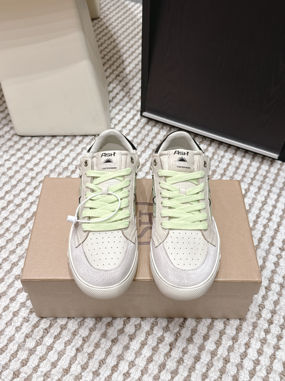 NO:695201,Purchasing agent ASH MOONLIGHT series 2026 new retro casual sneakers ASH MOONLIGHT series retro sneakers, black and white color + old design, full of retro feel!  The top layer of the shoe is made of cowhide, with clear and soft texture, and the sheepskin lining is skin-friendly and breathable, making it super comfortable to wear. The imported rubber outsole is non-slip and wear-resistant, which is suitable for daily outings and dates. The 'unfinished' cover design of the toe is casual and individual. The 3cm platform thick sole increases height and slimming, and can be easily matched with various styles. It is fashionable and practical!  Size 35-39 (40 orders are not returnable), casual shoes/sports shoes, sneakers, cowhide, sheepskin19860909代购级 ASH MOONLIGHT系列 2026新款 复古 休闲 板鞋 ASH MOONLIGHT系列复古板鞋,黑白配色+做旧设计,复古感满满！鞋面头层牛皮拼接,皮纹清晰柔软,内里羊皮亲肤透气,穿着超舒适. 进口橡胶大底防滑耐磨,日常出街、约会都OK.鞋头“未完成”覆面设计,随性又有个性,3cm松糕厚底增高显瘦,轻松搭配各种穿搭风格,时髦又实用！ Size 35-39（40订做不退换）,休闲鞋/运动鞋,sneakers,cowhide,sheepskin,Women's Shoes