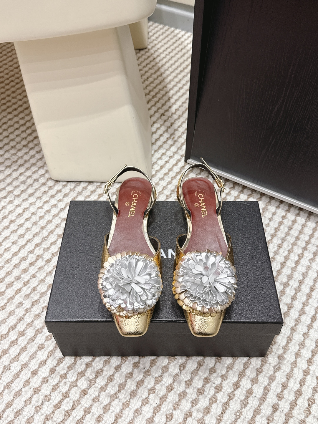 NO:695245,Purchasing-grade Chanel 26 models of Chanel’s classic camellia flats reappear!  The classic lambskin is incredibly gentle to the touch. The three-dimensional camellia flower on the upper is Chanel's everlasting elegance code. The extremely deep black is the confidence that will never go out of style. The moment you put it on, you are 2.8 meters tall, but it is surprisingly light and comfortable, and you can walk around all day without any pressure. Commuting, dating, afternoon tea... It can always fit perfectly into Size35-41 (40  41 Custom-made (non-refundable), sandals, chanel, chanel, sandals, flats, sheepskin19860909代购级 Chanel 26款香奈儿经典山茶花平底鞋再现！经典小羊皮,触感温柔得不像话.鞋面那朵立体山茶花,是 Chanel永不褪色的优雅密码 极致深邃的黑,是永不过时的底气.穿上瞬间气场两米八,却意外地轻盈舒适,暴走一整天也毫无压力.通勤、约会、下午茶… 它总能完美融入 Size35-41（40 41订做不退换）,凉鞋单鞋,chanel,chanel,sandals,flats,sheepskin,Women's Shoes