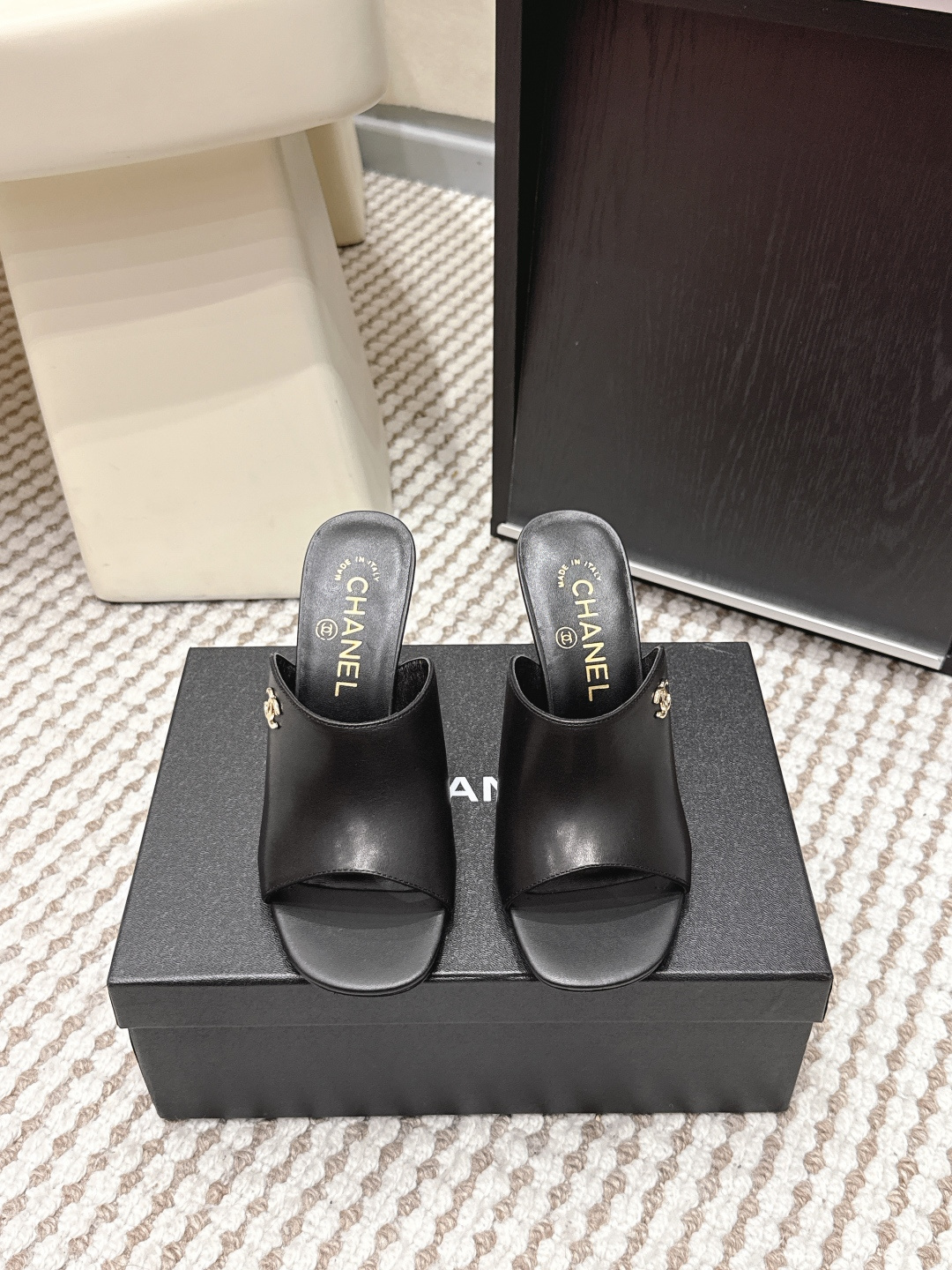 NO:749682,Purchasing agent CHANEL 2026 spring and summer new high-heeled fashion slippers Chanel black patent leather high-heeled slippers, 26C series, with smooth and shiny uppers, paired with the classic double C metal logo, the brand is highly recognizable!  The open-toe design + thick heel structure is comfortable and fashionable, and can be easily used in daily or formal occasions. It is suitable for a variety of foot types, can be worn with skirts and trousers, and you can easily get French elegance!  Black patent leather is easy to clean, it is recommended to avoid contact with sharp objects ~ Size 35-39 (40.41 custom-made, non-returnable), high heels and slippers, chanel, chanel, high heels, slippers, skirts19860909代购级 CHANEL香奈儿 2026 春夏新款 高跟 时装 拖鞋 Chanel黑色漆皮高跟凉拖,26C系列,鞋面光滑亮泽,搭配经典双C金属标志,品牌辨识度超高！露趾设计+粗跟结构,舒适又时髦,日常或正式场合都能轻松驾驭 适合多种脚型,裙装裤装都能搭,法式优雅轻松get！黑色漆皮易清洁,建议避免接触尖锐物品哦～ Size 35-39（40.41订做不退换）,高跟鞋拖鞋,chanel,chanel,high heels,slippers,skirts,Women's Shoes