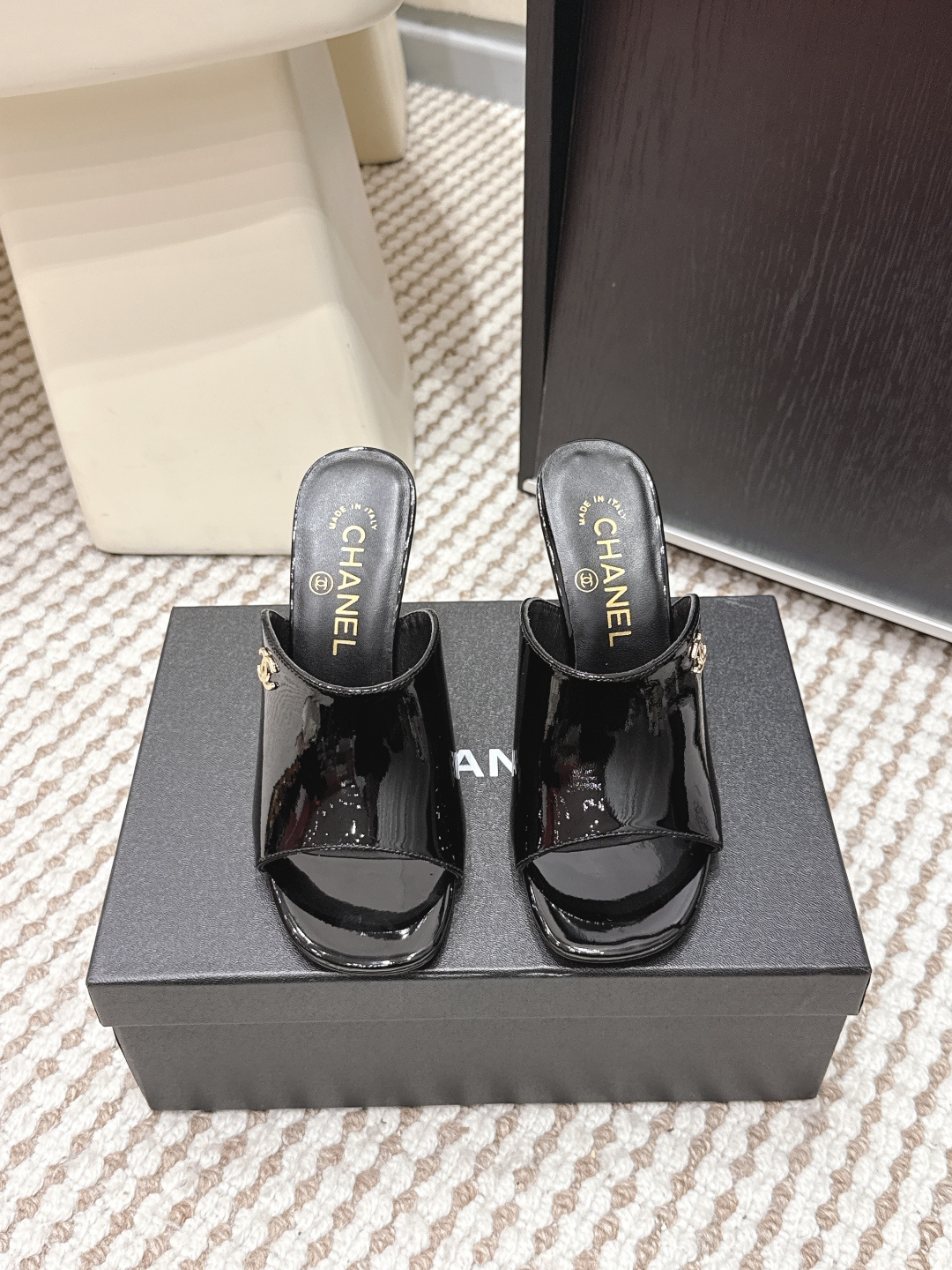 NO:695239,Purchasing agent CHANEL 2026 spring and summer new high-heeled fashion slippers Chanel black patent leather high-heeled slippers, 26C series, with smooth and shiny uppers, paired with the classic double C metal logo, the brand is highly recognizable!  The open-toe design + thick heel structure is comfortable and fashionable, and can be easily used in daily or formal occasions. It is suitable for a variety of foot types, can be worn with skirts and trousers, and you can easily get French elegance!  Black patent leather is easy to clean, it is recommended to avoid contact with sharp objects ~ Size 35-39 (40.41 custom-made, non-returnable), high heels and slippers, chanel, chanel, high heels, slippers, skirts19860909代购级 CHANEL香奈儿 2026 春夏新款 高跟 时装 拖鞋 Chanel黑色漆皮高跟凉拖,26C系列,鞋面光滑亮泽,搭配经典双C金属标志,品牌辨识度超高！露趾设计+粗跟结构,舒适又时髦,日常或正式场合都能轻松驾驭 适合多种脚型,裙装裤装都能搭,法式优雅轻松get！黑色漆皮易清洁,建议避免接触尖锐物品哦～ Size 35-39（40.41订做不退换）,高跟鞋拖鞋,chanel,chanel,high heels,slippers,skirts,Women's Shoes