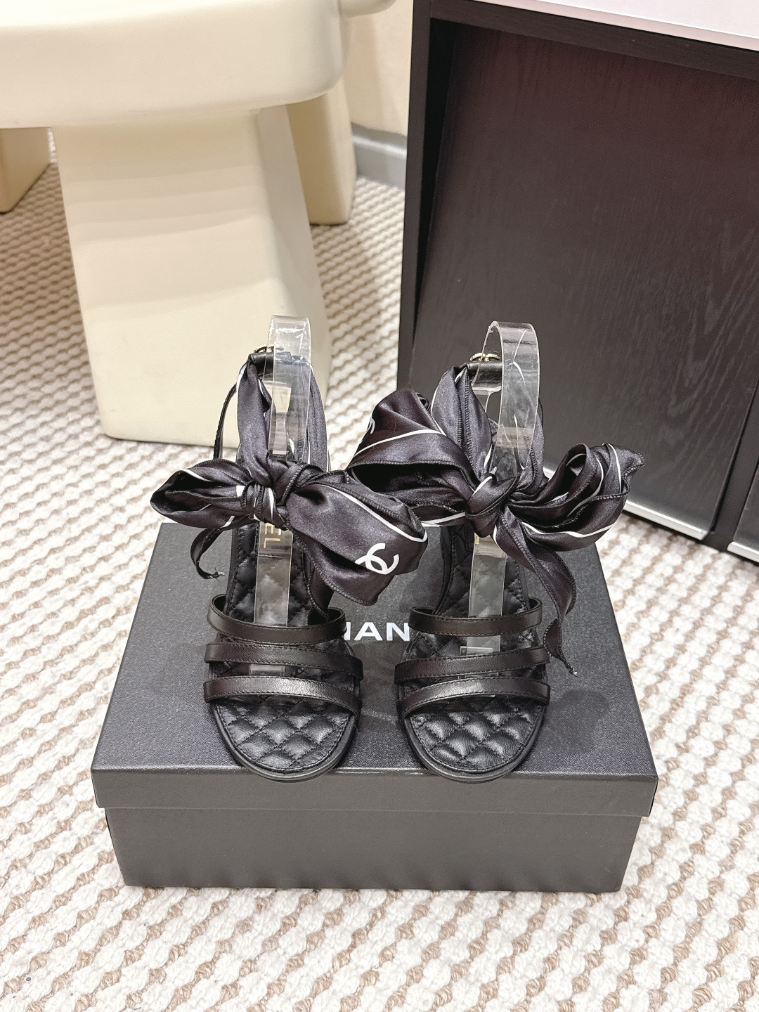 NO:695234,Purchasing-grade CHANEL 2026 spring and summer new bow sandals. This Chanel black and white color matching sandals are made of high-quality leather and are embellished with black bows. They are elegant and recognizable. The thick-soled design is comfortable to wear and can quietly increase the height. It is suitable for various foot types. It can be easily controlled for daily outings and dates. It looks great with skirts or casual pants. It has both French elegance and modernity. It is a must-have for fashion!  Size 35-39 (40.41 custom-made, non-refundable), high heels and sandals, chanel, chanel, sandals, high heels, skirts19860909代购级 CHANEL香奈儿 2026春夏 新款 蝴蝶结 凉鞋 这款Chanel黑白拼色凉鞋,采用优质皮革,黑色蝴蝶结点缀,优雅又有辨识度 厚底设计,穿着舒适还能悄悄增高,适合各种脚型.日常出街、约会都能轻松驾驭,搭配裙装或休闲裤都很出彩,法式优雅与现代感兼具,时髦精必入！ Size 35-39（40.41订做不退换）,高跟鞋凉鞋,chanel,chanel,sandals,high heels,skirts,Women's Shoes