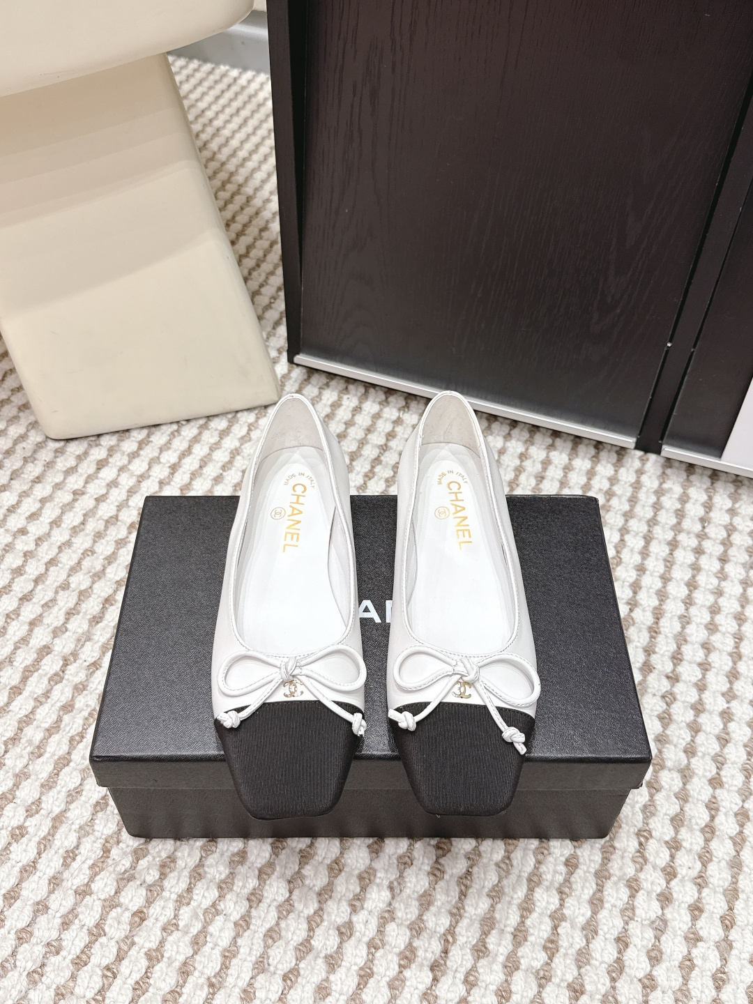 NO:695280,Purchasing agent CHANEL 2026 spring and summer new color-blocked ballet shoes and single shoes Chanel color-blocked ballet shoes, classic apricot + black splicing, bow embellishment, elegant and playful. Made of soft lambskin, super comfortable to wear, 2.5cm low heel design, very practical to modify the foot shape. Shallow mouth + round toe, versatile skirts and trousers, can be easily used for commuting and dating, full of French elegant atmosphere!  Size 35-39 (40.41.42 custom-made, non-refundable), single shoes, chanel, chanel, skirts, sheepskin19860909代购级 CHANEL香奈儿 2026春夏 新款拼色 芭蕾舞鞋 单鞋 香奈儿拼色芭蕾舞鞋,经典杏色+黑色拼接,蝴蝶结点缀,优雅又俏皮 柔软小羊皮材质,穿着超舒适,2.5cm低跟设计,修饰脚型还很实用.浅口+圆头,百搭裙装裤装,通勤约会都能轻松驾驭,法式优雅氛围感拉满！ Size 35-39（40.41.42订做不退换）,单鞋,chanel,chanel,skirts,sheepskin,Women's Shoes