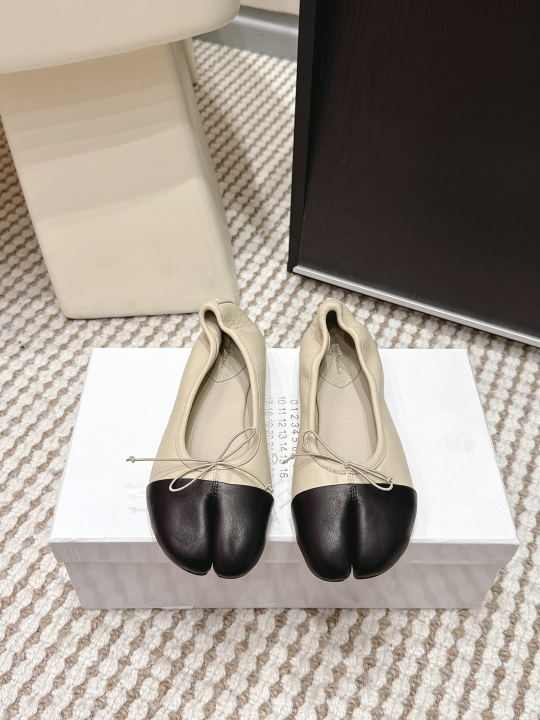 NO:695269,Purchasing level Maison Margiela 2026 new Tabi split-toe shoes single shoes Maison Margiela classic Tabi split-toe shoes, made of water-dyed sheepskin, sheepskin lining, genuine leather outsole, soft and comfortable texture. The split-toe design is inspired by Japanese foot bags, highly recognizable. Shallow mouth + bow, elegant and practical, easy to control for daily commuting. Comfortable and fashionable, can be easily matched with skirts and trousers, easily create a high-end look. Size  35-39 (40 per order, non-refundable), split-toe shoes, masion margiela, skirts, sheepskin19860909代购级 Maison Margiela马吉拉 2026新款 Tabi分趾鞋 单鞋 Maison Margiela经典Tabi分趾鞋,采用水染羊皮,内里羊皮,大底真皮,质感柔软舒适.分趾设计灵感源自日本足袋,辨识度超高 浅口+蝴蝶结,优雅又实用,通勤日常都能轻松驾驭.舒适时尚,裙装裤装都能轻松搭配,轻松打造高级感穿搭. Size 35-39（40订做不退换）,分趾鞋,masion margiela,skirts,sheepskin,Women's Shoes