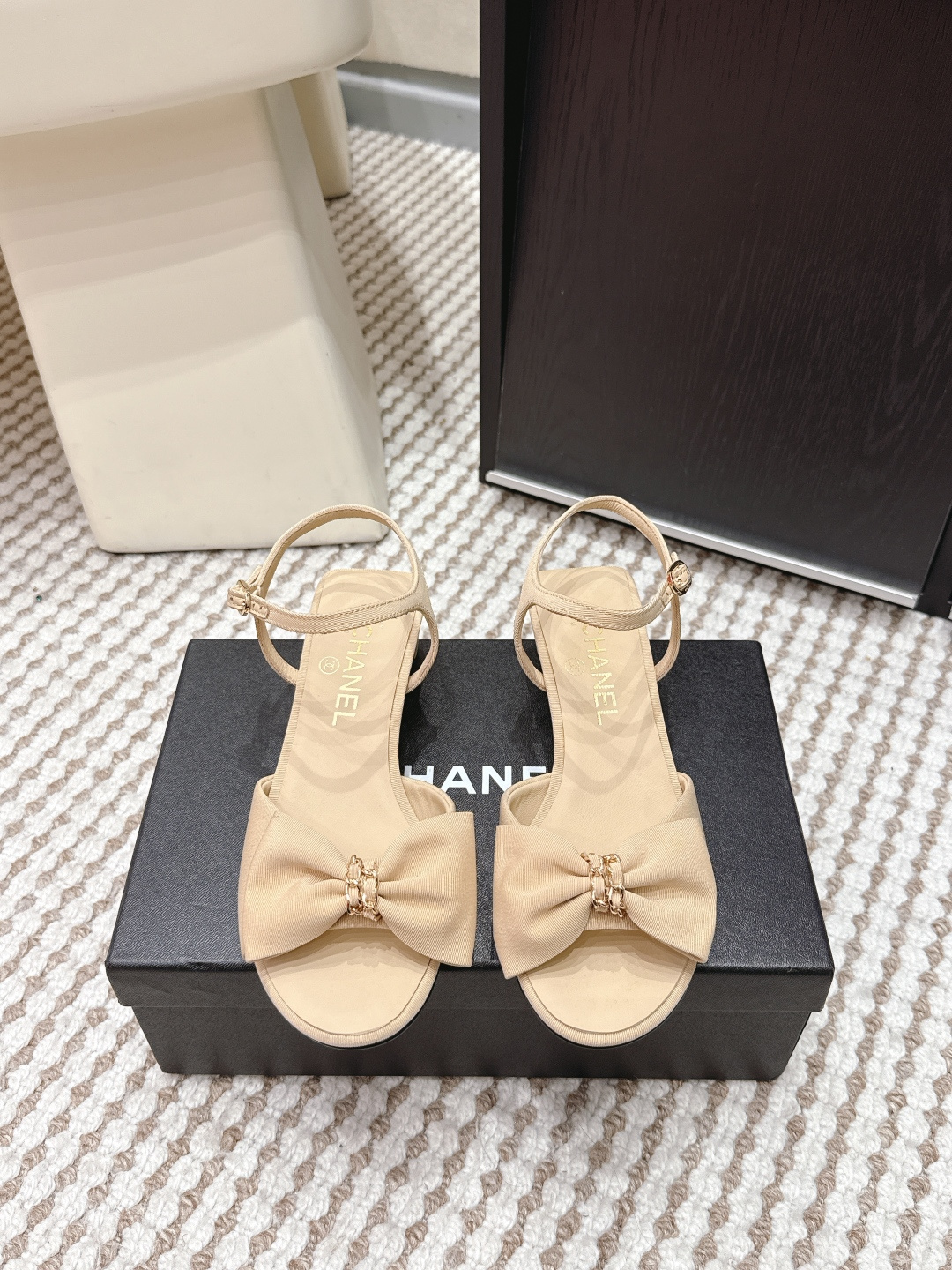 NO:695267,Purchasing agent CHANEL Chanel 2026 new 25K bow side buckle sandals Chanel 25K series bow sandals, black grosgrain + white bow, elegant and romantic!  The round toe strap design and 3.5cm heel height are suitable for daily commuting or going out in the summer. The bow details are very recognizable. It can easily enhance the sophistication of the look when paired with skirts or casual pants ~ The 2026 spring and summer series is comfortable and fashionable, and it is a must-have hot item in summer!  Size 35-39 (40.41.42 custom-made, non-refundable), sandals, chanel, chanel, sandals, skirts19860909代购级 CHANEL香奈儿 2026新款 25K蝴蝶结 侧扣 凉鞋 香奈儿25K系列蝴蝶结凉鞋,黑色罗缎+白色蝴蝶结,优雅又浪漫！圆头一字带设计,3.5cm跟高,日常通勤或夏日出街都很适合 蝴蝶结细节超有辨识度,搭裙装或休闲裤都能轻松提升造型精致感～2026春夏系列,舒适又时髦,是夏季必入热门单品！ Size 35-39（40.41.42订做不退换）,凉鞋,chanel,chanel,sandals,skirts,Women's Shoes