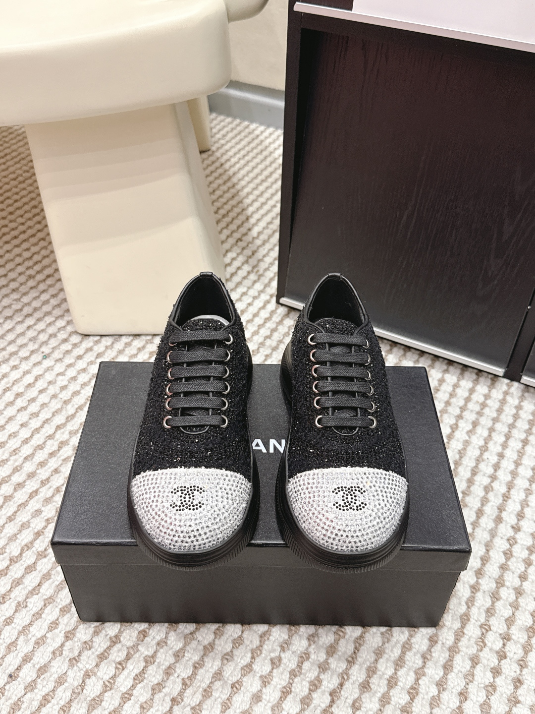 NO:695252,Purchasing-grade Chanel Chanel 25ss spring and summer new counter top casual sports shoes. This classic design has a variety of electric embroidery styles on the upper; the outsole is fashionable and sporty; it incorporates a variety of color matching elements. It is very good-looking and versatile, suitable for leisure, fashion, sports, and outdoor use. The upper is made of original imported fabrics, drilled surface, and the lining is made of original imported breathable mesh. Original IP foam outsole Size 35-41 (40  41 Customized (no return or exchange), casual shoes/sports shoes, chanel, chanel, sneakers19860909代购级 Chanel香奈儿 25ss 春夏新款专柜顶级休闲款运动鞋 这款经典设计 鞋面多种工艺电绣的风格；大底却时尚运动；不平凡的拥入了多种配色元素多元化混搭非常好看百搭,休闲,时尚,运动,户外都能兼顾 鞋面采用 原版进口布料 钻面 内里采用 原版进口透气网 原版IP发泡大底  Size35-41（40 41订做不退换）,休闲鞋/运动鞋,chanel,chanel,sneakers,Women's Shoes