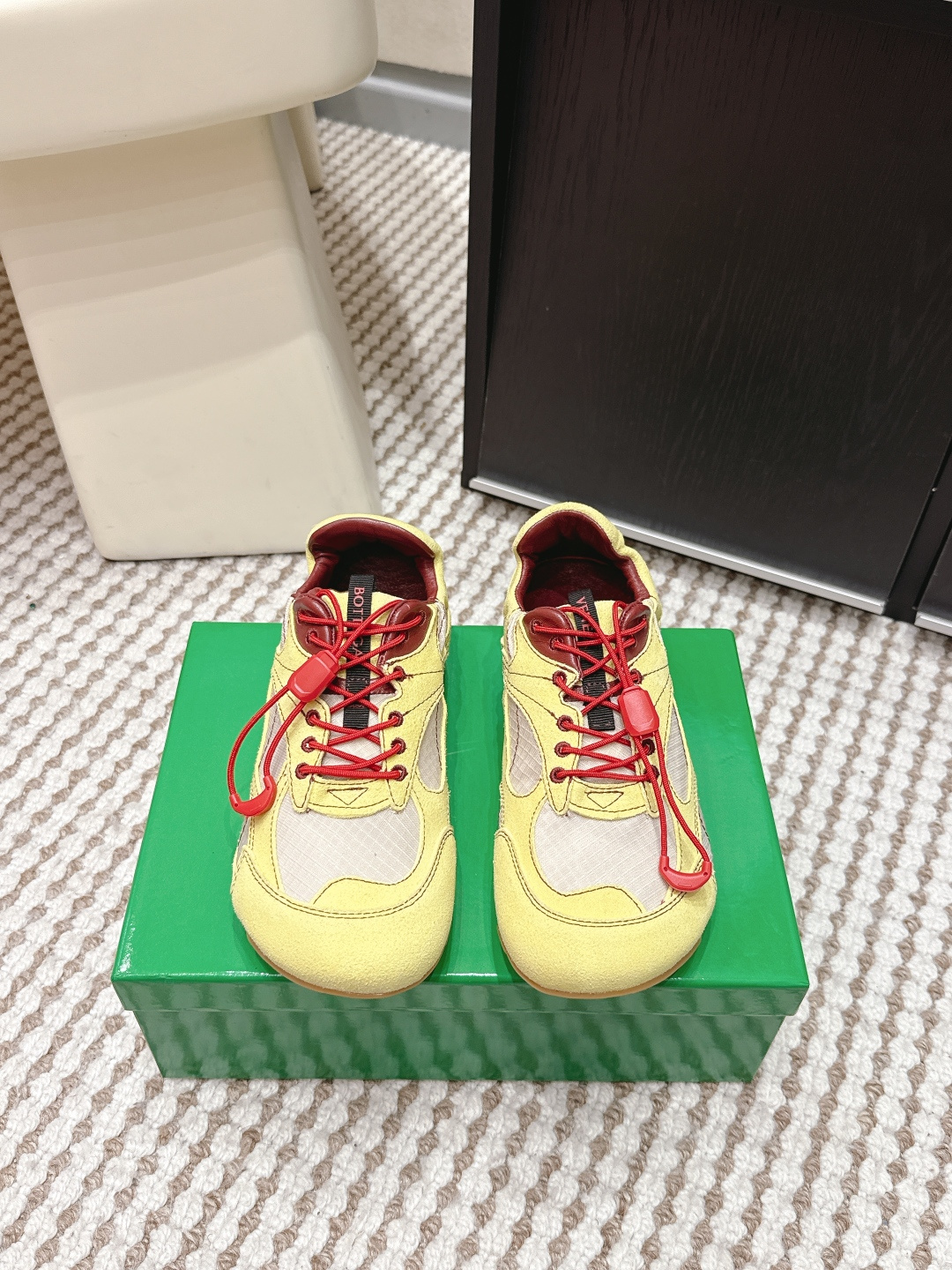 NO:695258,Purchasing agent level BV Orbit Flash travertine sports shoes 2026 new casual shoes Bottega Veneta Orbit Flash travertine sports shoes, mesh + suede stitching, high-end texture and breathable. Rubber thick sole + yellow shoelace holes, retro style and super atmosphere!  The shape of the shoe fits the foot, making it comfortable to wear and can modify the shape of the foot. It is versatile for daily commuting or going out on the street. The travertine color is low-key and eye-catching, easy to match with various outfits, fashionable and practical, and is a must-have popular item in spring and summer!  Size 35-39 (40 orders are not returnable), casual shoes/sports shoes,bottega veneta,bottega veneta,sneakers,chamois leather19860909代购级 BV Orbit Flash洞石色运动鞋 2026 新款 休闲鞋 Bottega Veneta Orbit Flash洞石色运动鞋,网眼+麂皮拼接,质感高级又透气.橡胶厚底+黄色鞋带孔,复古做旧风格超有氛围感！ 鞋型贴合脚部,穿着舒适还能修饰脚型,日常通勤或出街都很百搭.洞石色低调耐看,轻松搭配各种穿搭,时髦又实用,是春夏必入的热门单品！ Size 35-39（40订做不退换）,休闲鞋/运动鞋,bottega veneta,bottega veneta,sneakers,chamois leather,Women's Shoes