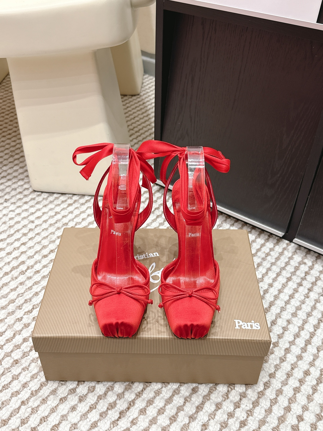 NO:695241,Purchasing agent grade silk diamond surface Christian Louboutin 26s spring and summer new fashion catwalk ballet bow high-heeled sandals CL red bottom forever YYDS red bottom high heels new red bottom ballet high heels There is nothing to say, just completely beautiful and crazy. Fatal temptation I just tried it on my feet. It is very easy to wear, very stable and very beautiful. Red-soled shoes Super comfortable high-heeled shoes. Feminine shoes must have a pair of red-soled shoes. The upper is silk and the lining is sheepskin.  Genuine leather outsole imported from Italy, heel height 10cm, Size 35-41 (40 41 customized, non-returnable), high heels and sandals, christian louboutin, sandals, high heels, sheepskin, real silk, Leather soles19860909代购级真丝钻面 Christian Louboutin 26s春夏新款时装走秀芭蕾蝴蝶结高跟凉鞋 CL红底永远的YYDS 红底高跟 新款红底芭蕾高跟鞋 没什么好说的 就是一整个美疯 致命的诱惑 刚刚上脚试了 非常好穿非常稳 也非常美 红底鞋 超舒适的高跟鞋 女人味鞋子必须有一双红底鞋 鞋面真丝 内里羊皮 意大利进口真皮大底 跟高10cm Size35-41（40 41订做不退换）,高跟鞋凉鞋,christian louboutin,sandals,high heels,sheepskin,real silk,Leather soles,Women's Shoes