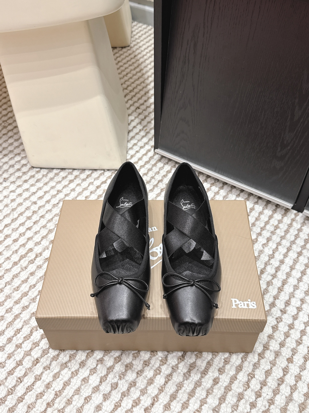 NO:695247,Purchasing-grade silk diamond surface Christian Louboutin 26s spring and summer new fashion catwalk ballet butterfly shoes CL forever YYDS shoes New red-soled ballet shoes There is nothing to say. They are completely beautiful and crazy. Fatal temptation. I just tried it on my feet. They are very easy to wear, very stable and very beautiful. Super comfortable flat shoes. Feminine shoes must have a pair of CL. Silk upper, sheepskin lining Size 35-41 (40  41 Custom-made (non-refundable), high heels and sandals, sandals, flats, high heels, sheepskin, real silk19860909代购级真丝钻面 Christian Louboutin 26s春夏新款时装走秀芭蕾蝴蝶单鞋 CL永远的YYDS 单鞋 新款红底芭蕾单鞋没什么好说的 就是一整个美疯 致命的诱惑 刚刚上脚试了 非常好穿非常稳 也非常美 超舒适的平底鞋 女人味鞋子必须有一双CL 鞋面真丝 内里羊皮 Size35-41（40 41订做不退换）,高跟鞋凉鞋,sandals,flats,high heels,sheepskin,real silk,Women's Shoes