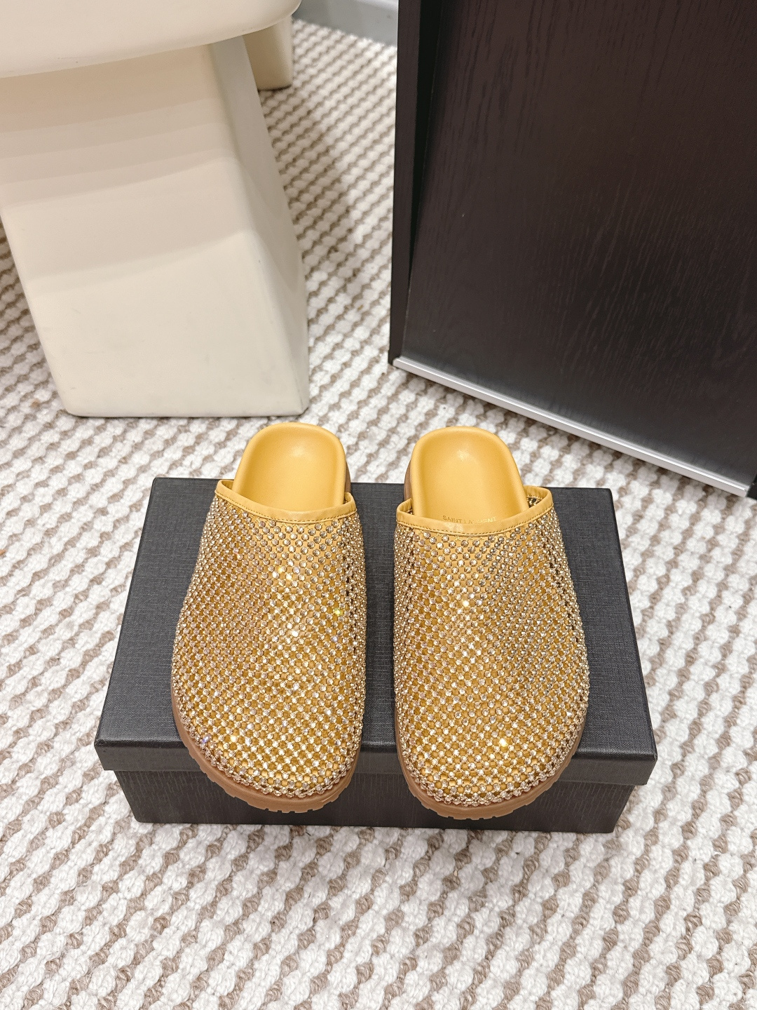 NO:706236,Purchasing agent Yves Saint Laurent 2026 new full diamond toe slippers YSL2026 spring and summer new full diamond toe slippers, genuine leather material + full diamond design, full of luxury!  Baotou semi-slipper type, flat bottom, super comfortable, no pressure for daily wear. The hollow mesh surface is breathable, and it is also very refreshing to wear in summer ~ the rhinestones blingbling in the sun, it is super eye-catching when paired with skirts or jeans. It is suitable for all types of feet, practical and fashionable, and is a must-have summer item for lazy and fashionable people!  Size 35-39 (40.41 custom-made, non-returnable), half drag, saint laurent, saint laurent, saint laurent, slippers, skirts, jeans19860909代购级 Yves Saint Laurent圣罗兰 2026新款 满钻 包头拖鞋 YSL2026春夏季新款满钻包头拖鞋,真皮材质+满钻设计,奢华感满满！包头半拖鞋型,平底超舒适,日常外穿无压力. 镂空网面透气,夏天穿也很清爽～水钻在阳光下blingbling,搭配裙装或牛仔裤都超吸睛.适合各种脚型,实用又时髦,是懒人时髦精的夏日必备单品！ Size 35-39（40.41订做不退换）,半拖,saint laurent,saint laurent,saint laurent,slippers,skirts,jeans,Women's Shoes