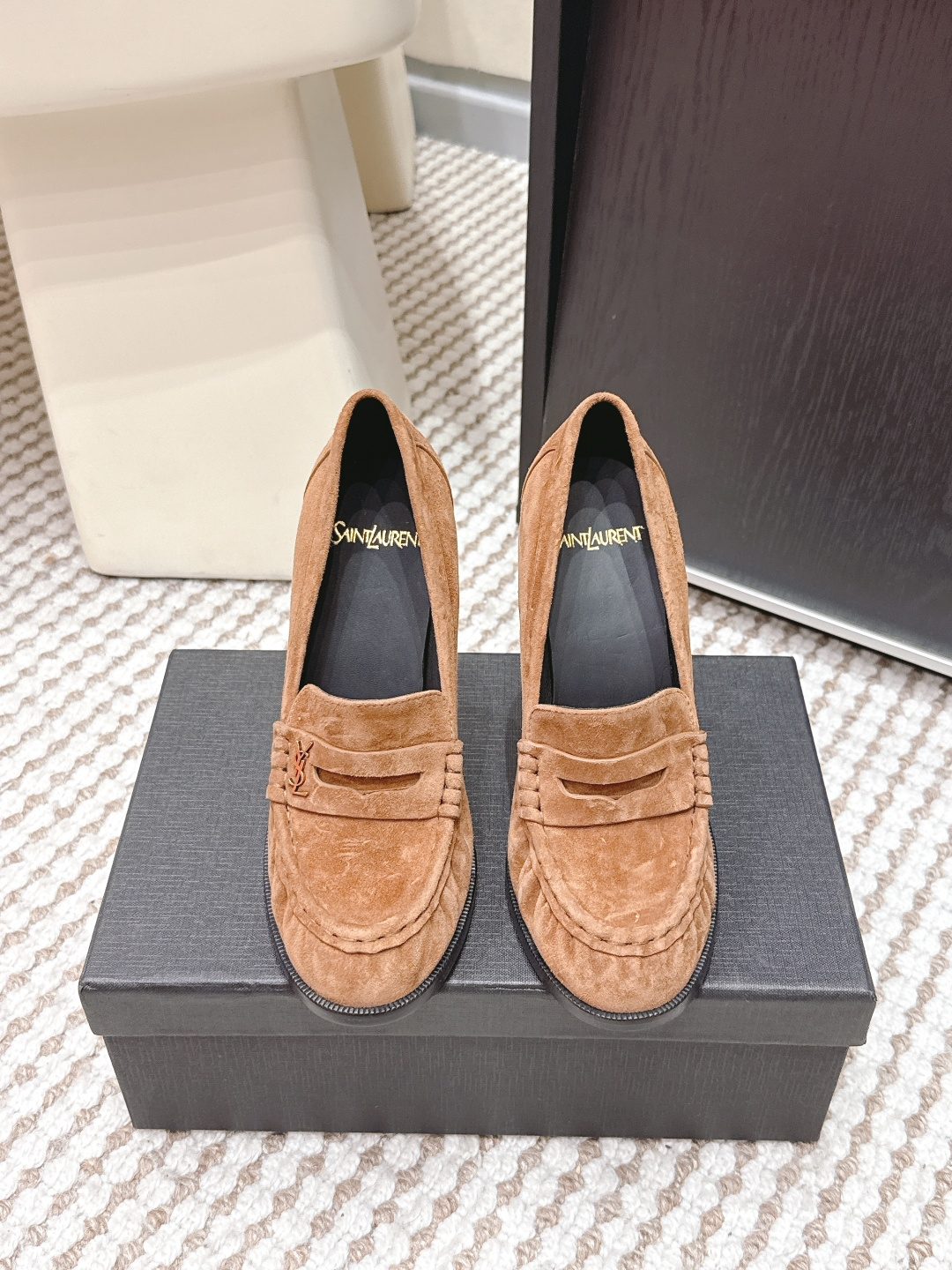 NO:706232,Purchasing agent YSL Saint Laurent 2026 spring and summer new style pleated fashion high-heeled loafers YSL's suede pleated loafers are super textured in caramel brown, with delicate and soft uppers, retro and high-end!  Pleated design + metal logo, low-key luxury, easy to use in commuting and daily life. Genuine leather outsole + sheepskin pad, comfortable to wear without tiring your feet. It goes well with jeans, trousers and dresses. It is easy to get an 'old money style' relaxed feeling. A must-have in autumn and winter, fashionable and practical!  Heel height 9.5cm Size 35-39 (40.41 customized, non-refundable), loafers, high heels, saint laurent, saint laurent, loafers, high heels, skirts, jeans, sheepskin, chamois leather, Leather soles19860909代购级 YSL圣罗兰 2026春夏新款 褶皱 时装 高跟乐福鞋 YSL这款麂皮褶皱乐福鞋,焦糖棕色超有质感,鞋面细腻柔软,复古又高级！褶皱设计+金属Logo,低调奢华,通勤、日常都能轻松驾驭. 真皮大底+羊皮垫,穿着舒适不累脚,搭牛仔裤、西裤、连衣裙都很出彩,轻松get“老钱风”松弛感穿搭.秋冬季节必备,时髦又实用！ 跟高 9.5cm Size 35-39（40.41订做不退换）,乐福鞋高跟鞋,saint laurent,saint laurent,loafers,high heels,skirts,jeans,sheepskin,chamois leather,Leather soles,Women's Shoes
