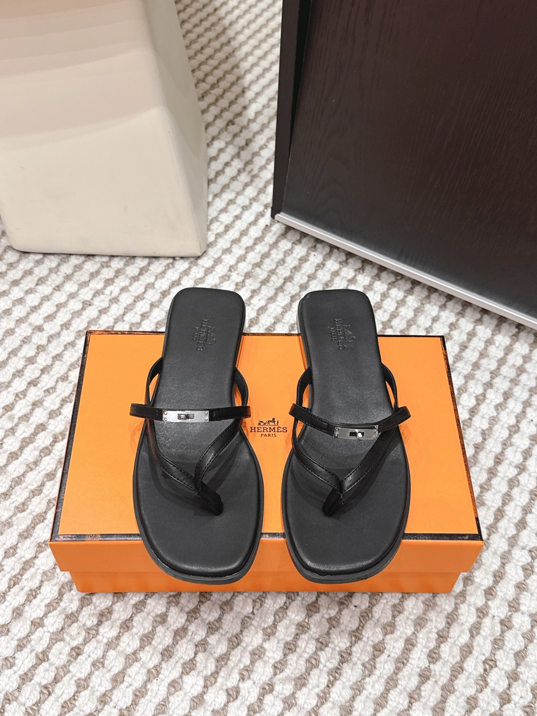 NO:706229,Purchasing agent HERMES Hermès Oran 2026 spring and summer new flip-flops Hermes Oran black flip-flops, classic and simple design, high-quality leather + metal 'H' buckle, high brand recognition. Flat-bottom design, comfortable for daily wear, versatile in summer with skirts or casual pants.  The Oran series was launched in 1976 and has become an iconic item of Hermès due to its durability and fashion sense. The black model is low-key and practical, suitable for many occasions, and is a must-have item in the summer shoe cabinet!  Size 35-39 (40.41 custom-made, non-returnable), split-toe shoes, hermes, hermes, skirts19860909代购级 HERMES 爱马仕Oran 2026春夏新款 人字拖鞋 爱马仕Oran黑色人字拖,经典简约设计,优质皮革+金属“H”扣,品牌辨识度超高.平底设计,日常穿着舒适,夏天搭裙装或休闲裤都很百搭. Oran系列自1976年推出,因耐用和时尚感成为爱马仕标志性单品,黑色款低调实用,适合多场合穿搭,是夏季鞋柜必备单品！ Size 35-39（40.41订做不退换）,分趾鞋,hermes,hermes,skirts,Women's Shoes