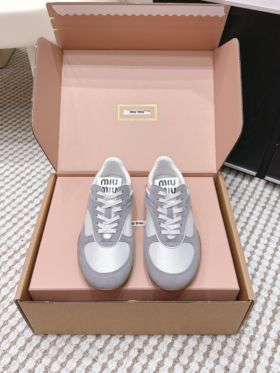 NO:706214,Purchasing agent grade (official website sync box packaging) Miu Miu 2026 spring and summer new style flat-soled lace-up mesh moral training shoes Miu Miu 2026 early spring series mesh moral training shoes, black mesh + nubuck leather splicing, breathable and textured, terry cloth lining, sheepskin insoles, super comfortable to wear. Rubber outsole is wear-resistant and shock-absorbing, OK for daily commuting and leisure!  Simple and versatile, sizes are optional, light and easy to wear, easy to handle for outings and commuting in spring and summer ~ Size 35-39 (40 custom made, non-refundable), casual shoes/sports shoes, miumiu, sneakers, sheepskin19860909代购级（官网同步盒包装） Miu Miu谬谬 2026春夏新款 平底 系带 网面德训鞋 Miu Miu 2026早春系列网面德训鞋,黑色网布+磨砂皮拼接,透气又有质感 内里毛巾布,羊皮鞋垫,穿着超舒适.橡胶大底耐磨减震,日常通勤、休闲都OK！简约百搭,码可选,轻便不挑衣服,春夏踏青、通勤都能轻松驾驭～ Size 35-39（40订做不退换）,休闲鞋/运动鞋,miumiu,sneakers,sheepskin,Women's Shoes