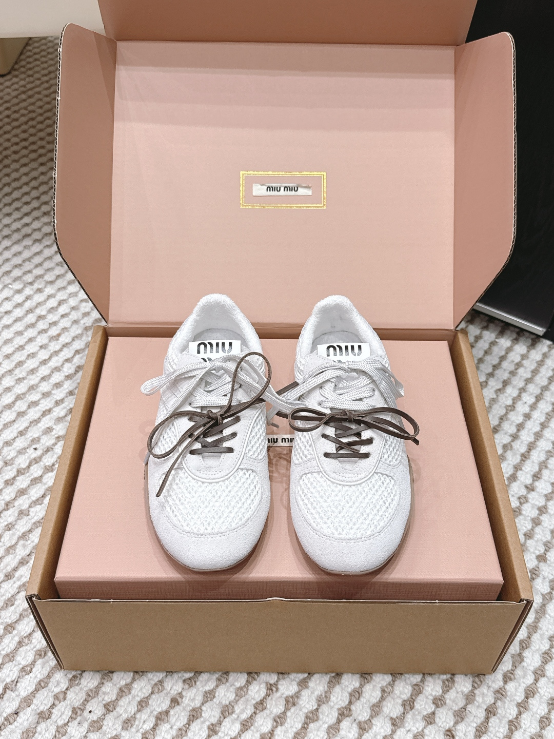 NO:706216,Purchasing agent grade (official website sync box packaging) Miu Miu 2026 spring and summer new style flat-soled lace-up mesh moral training shoes Miu Miu 2026 early spring series mesh moral training shoes, black mesh + nubuck leather splicing, breathable and textured, terry cloth lining, sheepskin insoles, super comfortable to wear. Rubber outsole is wear-resistant and shock-absorbing, OK for daily commuting and leisure!  Simple and versatile, sizes are optional, light and easy to wear, easy to handle for outings and commuting in spring and summer ~ Size 35-39 (40 custom made, non-refundable), casual shoes/sports shoes, miumiu, sneakers, sheepskin19860909代购级（官网同步盒包装） Miu Miu谬谬 2026春夏新款 平底 系带 网面德训鞋 Miu Miu 2026早春系列网面德训鞋,黑色网布+磨砂皮拼接,透气又有质感 内里毛巾布,羊皮鞋垫,穿着超舒适.橡胶大底耐磨减震,日常通勤、休闲都OK！简约百搭,码可选,轻便不挑衣服,春夏踏青、通勤都能轻松驾驭～ Size 35-39（40订做不退换）,休闲鞋/运动鞋,miumiu,sneakers,sheepskin,Women's Shoes