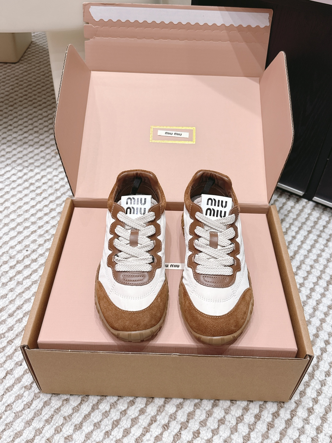 NO:706219,Purchasing agent grade (official website sync box packaging) Miu Miu Tire 2026 spring and summer new casual flat sneakers Miu Miu Tire series white and gray sneakers, fabric + suede leather splicing, soft and comfortable, iconic tire pattern soles, super recognizable star pattern, white and gray color matching, low-key and versatile, brand logo on the tongue and heel, full of details!  The shape of the shoe fits the foot, is light and does not scratch the foot, and is OK for commuting, shopping, or walking for a long time. You can match it with jeans and skirts at will, and you can easily get a lazy and fashionable style~ Size 35-39 (custom-made in 40 units, non-refundable), casual shoes/sports shoes, miumiu, sneakers, skirts, jeans19860909代购级（官网同步盒包装） Miu Miu Tyre 2026春夏新款 休闲 平底 运动鞋 Miu Miu Tyre系列白灰运动鞋,织物+绒面皮革拼接,柔软舒适,标志性轮胎纹路鞋底,星星花纹超有辨识度 白灰拼色低调百搭,鞋舌和后跟有品牌Logo,细节满分！鞋型贴合脚部,轻便不磨脚,通勤、逛街、长时间走路都OK,牛仔裤、裙装随意搭配,轻松get慵懒时尚风～ Size 35-39（40订做不退换）,休闲鞋/运动鞋,miumiu,sneakers,skirts,jeans,Women's Shoes