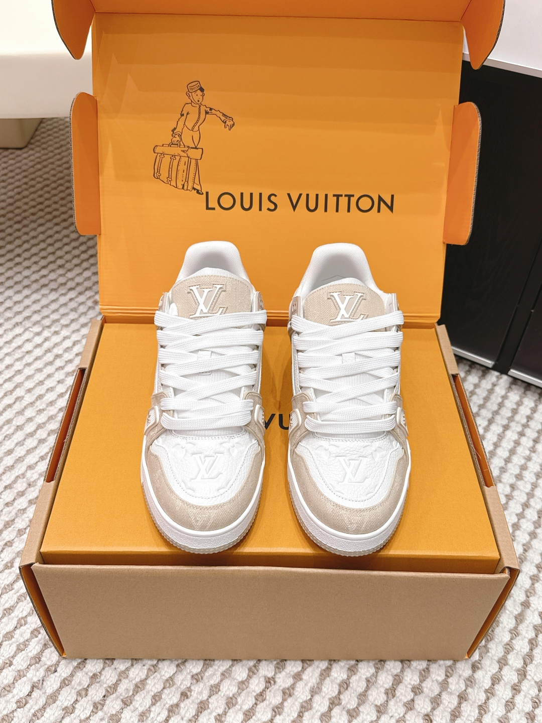 NO:706225,Guan-made purchasing agent Louis Vuitton 25ss is a hot item from Lvjia!  Trainer sneakers are a must buy for everyone, you will never regret it!  Super versatile and high-end!  It goes well with any kind of clothes. The most important thing is that it is very attractive. The manufacturing process of the top OEM is very strict!  The materials are all top-grade cowhide customized from overseas, and the texture of the leather is the same as the original. It is super high-end, especially the texture that comes out when the shoe is bent, it has a completely ZP feel!  The outsole is also customized by our private model, with exclusive control. The entire font and concave and convex feel are difficult to distinguish between true and false. Size #Female 35-41 #Male 38-47 (Female 40 41 Male 45 46 47 is customized and non-returnable), casual shoes/sports shoes, louis vuitton, louis vuitton, louis vuitton, sneakers, cowhide19860909莞产代购级 Louis Vuitton 25ss 驴家的爆款！trainer板鞋,每个人都必须入的款,绝不后悔！ 超级百搭高级！什么衣服都好搭.最主要是超耐看的. 顶级代工厂制程超严格！材料都是海外定制的顶级牛皮,皮纹质感都是原版的感觉 超高级,特别是鞋子折弯的时候出来的纹路,完完全全就是zp的感觉！ 大底也是我们私模定制的,独家把控,整个字体和凹凸感,真假难辨. Size#女35-41 #男38-47（女40 41 男45 46 47定做不退换）,休闲鞋/运动鞋,louis vuitton,louis vuitton,louis vuitton,sneakers,cowhide,Women's Shoes
