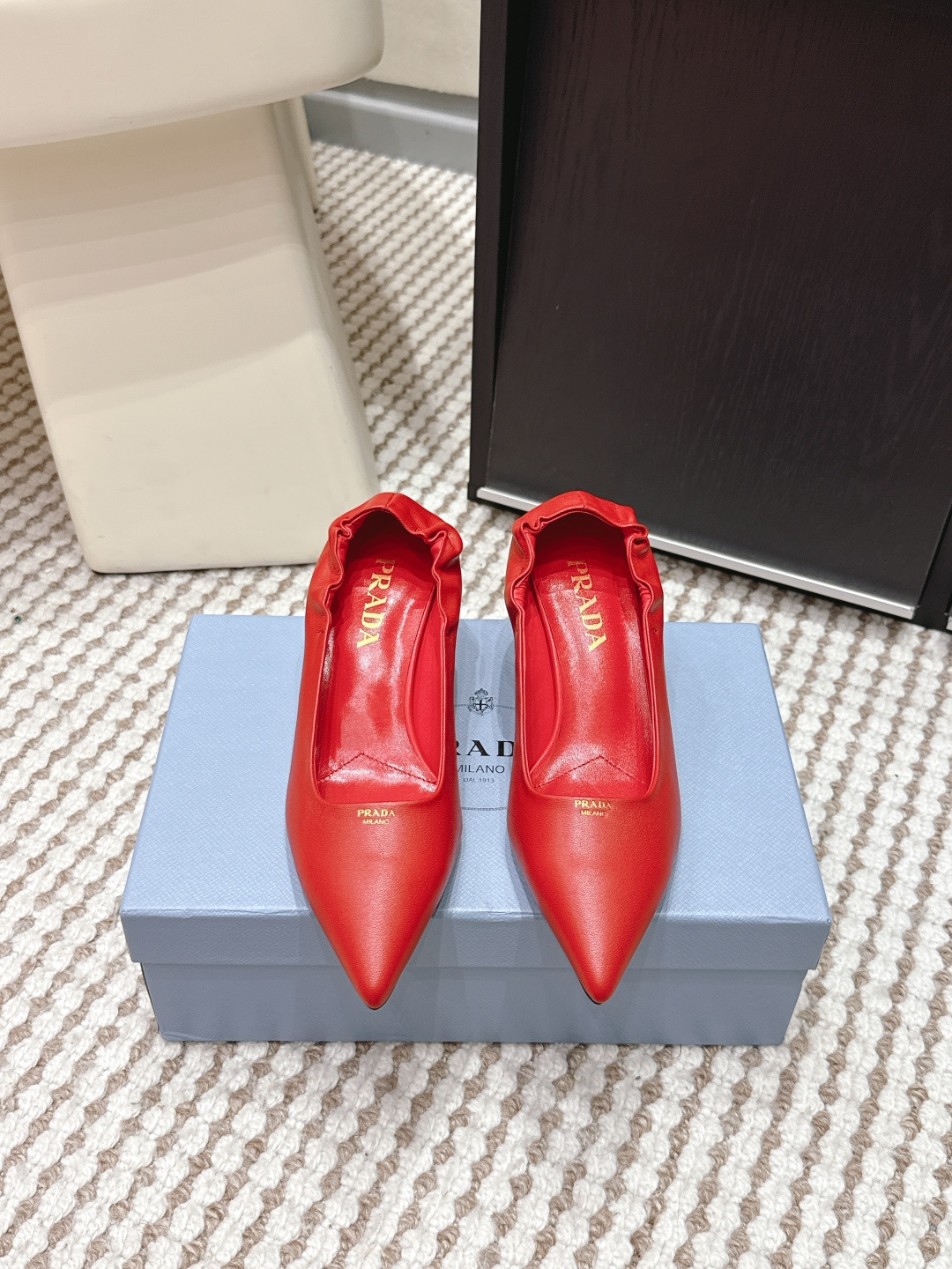 NO:706514,Purchasing agent Prada 2026 spring and summer new pointed-toe high-heeled shoes single shoes Prada black pointed-toe high-heeled shoes are made of high-quality cowhide, the upper is smooth and delicate, and the texture is perfect. The classic pointed-toe design elongates the leg line, is elegant and capable, and can be easily used for commuting or formal occasions  The elastic pleats on the heel make it comfortable to wear without falling off, and are suitable for walking for a long time. The heel height is moderate, elongating the body shape while taking into account comfort. It is a versatile artifact for working women and fashionistas. It can be easily held in skirts and trousers. Heel height 5.5cm Size 35-39 (40.41 custom-made, non-refundable), single shoes, pr19860909代购级 Prada普拉达 2026 春夏新款 尖头 高跟鞋 单鞋 Prada黑色尖头高跟鞋,选用优质牛皮,鞋面光滑细腻,质感满分.经典尖头设计,拉长腿部线条,优雅又干练,通勤或正式场合都能轻松驾驭 后跟松紧褶皱,穿着舒适不掉跟,适合长时间行走.鞋跟高度适中,拉长身形同时兼顾舒适,是职场女性和时尚达人的百搭神器,裙装裤装都能轻松hold住 跟高 5.5cm Size 35-39（40.41订做不退换）,单鞋,prada,prada,high heels,skirts,cowhide,Women's Shoes