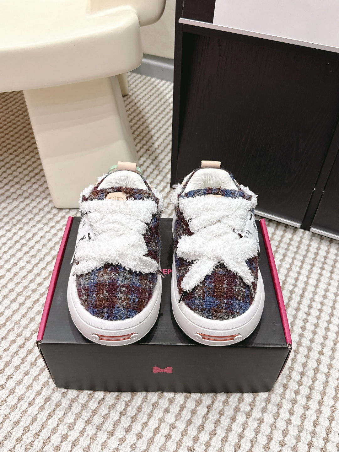 NO:706512,Purchasing agent SMILEREPUBLIC 2026 spring and summer new Fair Isle bread shoes SMILEREPUBLIC Fair Island series bread shoes, classic open smile toe + woolen texture, blue, red and brown contrasting colors, super retro!  The white plush shoelaces are fluffy and cute, and the thick-soled rubber design makes your legs taller and slimmer. The XL soles are upgraded and are comfortable to wear. They are very atmospheric when you go out on the streets in autumn and winter, and wear them with jeans or long skirts. It is a must-have fashion item in winter!  Size 35-45 (40 for women, 38.45 for men, no return or exchange), casual shoes/sports shoes, sneakers, skirts, jeans19860909代购级 SMILEREPUBLIC 2026春夏新款 费尔岛面包鞋 SMILEREPUBLIC费尔岛系列面包鞋,经典开口笑鞋头+毛呢纹理,蓝红棕撞色超复古！白色毛绒鞋带蓬松可爱,厚底橡胶设计,增高又显腿细 XL底升级,穿着舒适,秋冬日常出街、搭牛仔裤或长裙都很有氛围感,是冬季必入的时尚单品！ Size 35-45（女40. 男38.45订做不退换）,休闲鞋/运动鞋,sneakers,skirts,jeans,Women's Shoes