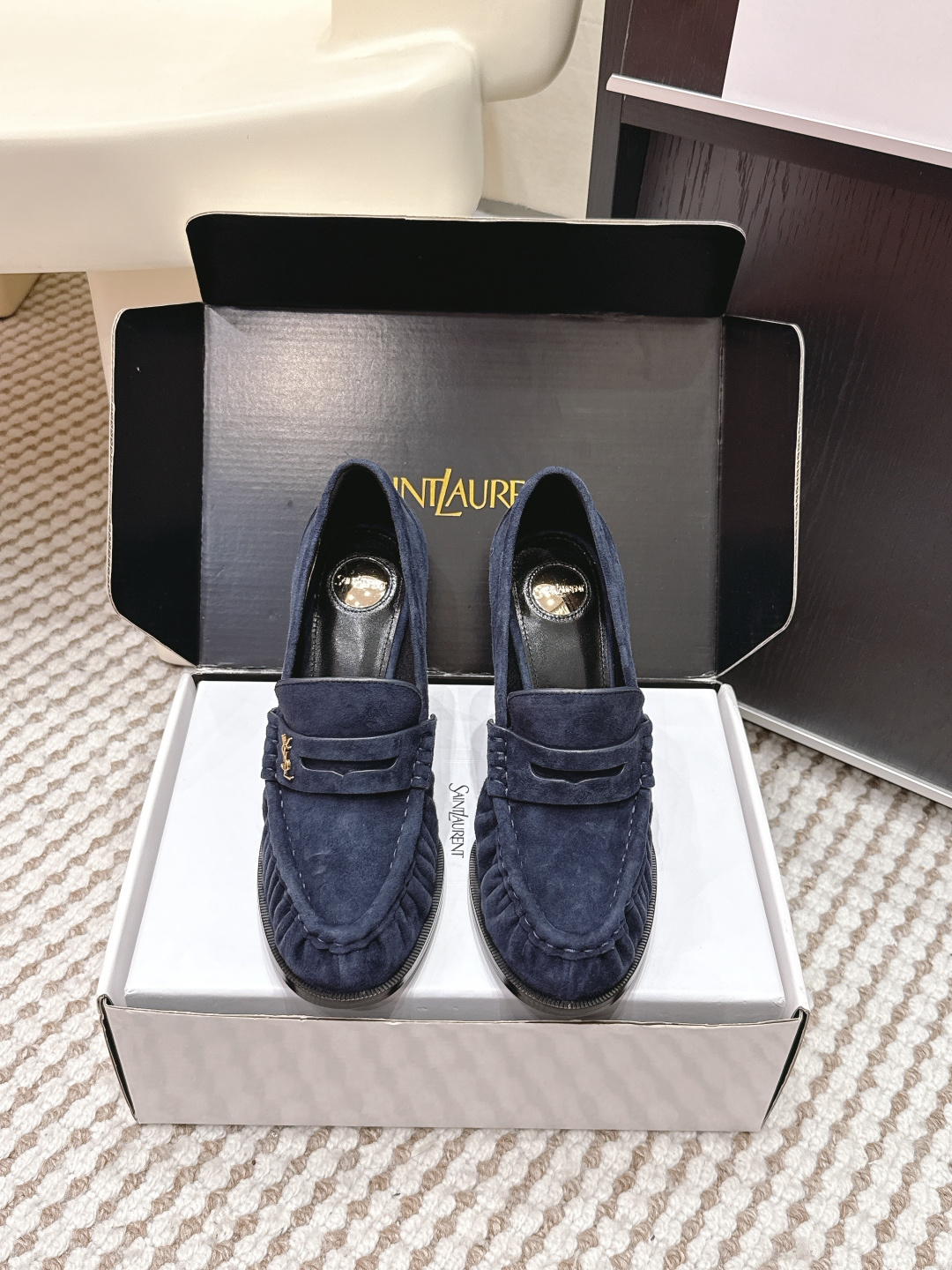 NO:706510,Purchasing agent grade (official website sync box packaging) YSL Saint Laurent 2026 spring and summer new style pleated fashion high-heeled loafers YSL's suede pleated loafers are super textured in caramel brown, with delicate and soft uppers, retro and high-end!  Pleated design + metal logo, low-key luxury, easy to use in commuting and daily life. Genuine leather outsole + sheepskin pad, comfortable to wear without tiring your feet. It goes well with jeans, trousers and dresses. It is easy to get an 'old money style' relaxed feeling. A must-have in autumn and winter, fashionable and practical!  Heel height 10.5cm Size 35-39 (40.41 custom-made, non-refundable), loafers, high heels, saint laurent, saint laurent, loafers, high heels, skirts, jeans, sheepskin, chamois leather, Leather soles19860909代购级（官网同步盒包装） YSL圣罗兰 2026春夏新款 褶皱 时装 高跟乐福鞋 YSL这款麂皮褶皱乐福鞋,焦糖棕色超有质感,鞋面细腻柔软,复古又高级！褶皱设计+金属Logo,低调奢华,通勤、日常都能轻松驾驭. 真皮大底+羊皮垫,穿着舒适不累脚,搭牛仔裤、西裤、连衣裙都很出彩,轻松get“老钱风”松弛感穿搭.秋冬季节必备,时髦又实用！ 跟高 10.5cm Size 35-39（40.41订做不退换）,乐福鞋高跟鞋,saint laurent,saint laurent,loafers,high heels,skirts,jeans,sheepskin,chamois leather,Leather soles,Women's Shoes