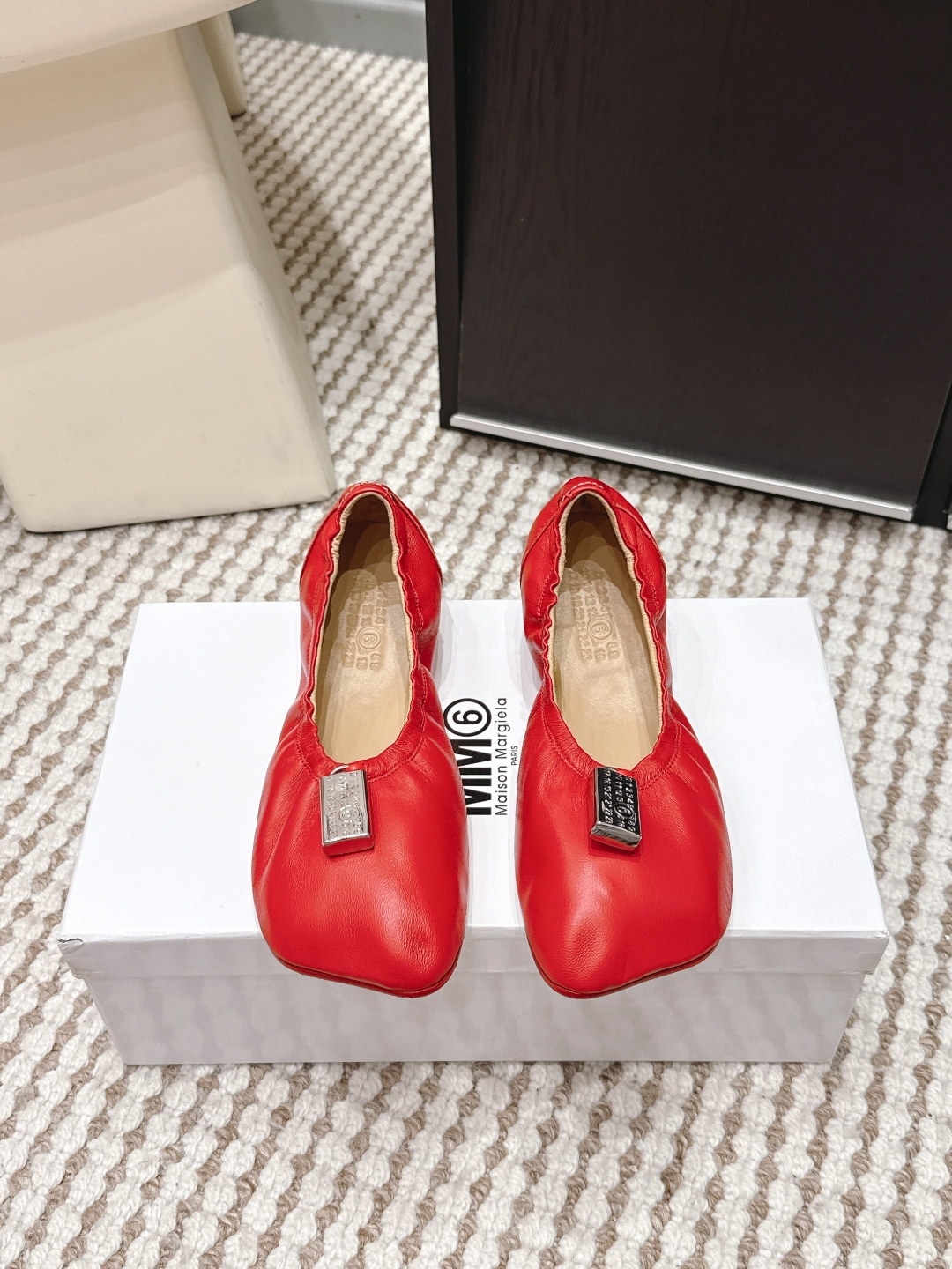 NO:707376,Purchasing agent MM6 Margiela 2026 new metal tag ballet shoes MM6 Maison Margiela metal tag ballet shoes, the square toe design is super modern, different from the traditional round toe, full of lines!  The upper is soft lambskin, the lining is comfortable, and the leather sole imported from Italy is lightweight and durable. The metal tag on the shoe mouth is engraved with the brand logo, which is highly recognizable and has exquisite details. Available in black, red, and off-white, it can be matched with skirts or jeans, and can easily lengthen your legs. It is suitable for daily commuting, elegant and practical!  Size 35-39 (40 orders are not returnable), ballet shoes, masion margiela, masion margiela, skirts, jeans, sheepskin19860909代购级 MM6马吉拉 2026新款 金属吊牌 芭蕾舞鞋 单鞋 MM6 Maison Margiela金属吊牌芭蕾舞鞋,方头设计超有现代感,区别于传统圆头,线条感满满！鞋面柔软小羊皮,内里舒适,意大利进口皮底,穿着轻便又耐穿 鞋口金属吊牌刻有品牌标识,辨识度超高,细节精致.黑色、红色、米白色可选,百搭裙装或牛仔裤,轻松拉长腿型,通勤日常都很适合,优雅又实用！ Size 35-39（40订做不退换）,芭蕾舞鞋,masion margiela,masion margiela,skirts,jeans,sheepskin,Women's Shoes