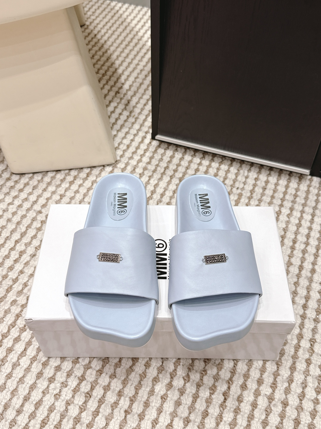 NO:707374,Purchasing agent grade MM6 Maison Margiela 2026 spring and summer new color flip flops MM6 Maison Margiela colorful flip flops, minimalist lines + square toe design, fashionable and practical!  High-quality leather upper, soft lining, non-slip rubber sole, suitable for daily commuting and vacation. Available in multiple colors. Pair with denim shorts for American casual, or with a linen long skirt for a Nordic atmosphere ~ a versatile summer accessory for urban girls!  Size 35-39 (40 orders are not returnable), slippers, masion margiela, slippers, skirts, shorts19860909代购级 MM6 Maison Margiela 2026春夏新款 彩色一字拖 MM6 Maison Margiela彩色一字拖,极简线条+方头设计,时髦又实穿！鞋面优质皮革,内里柔软,防滑橡胶鞋底,日常通勤、度假都OK 多色可选,搭配牛仔短裤美式休闲,配亚麻长裙北欧氛围感满满～都市女孩夏日百搭神器！ Size 35-39（40订做不退换）,拖鞋,masion margiela,slippers,skirts,shorts,Women's Shoes