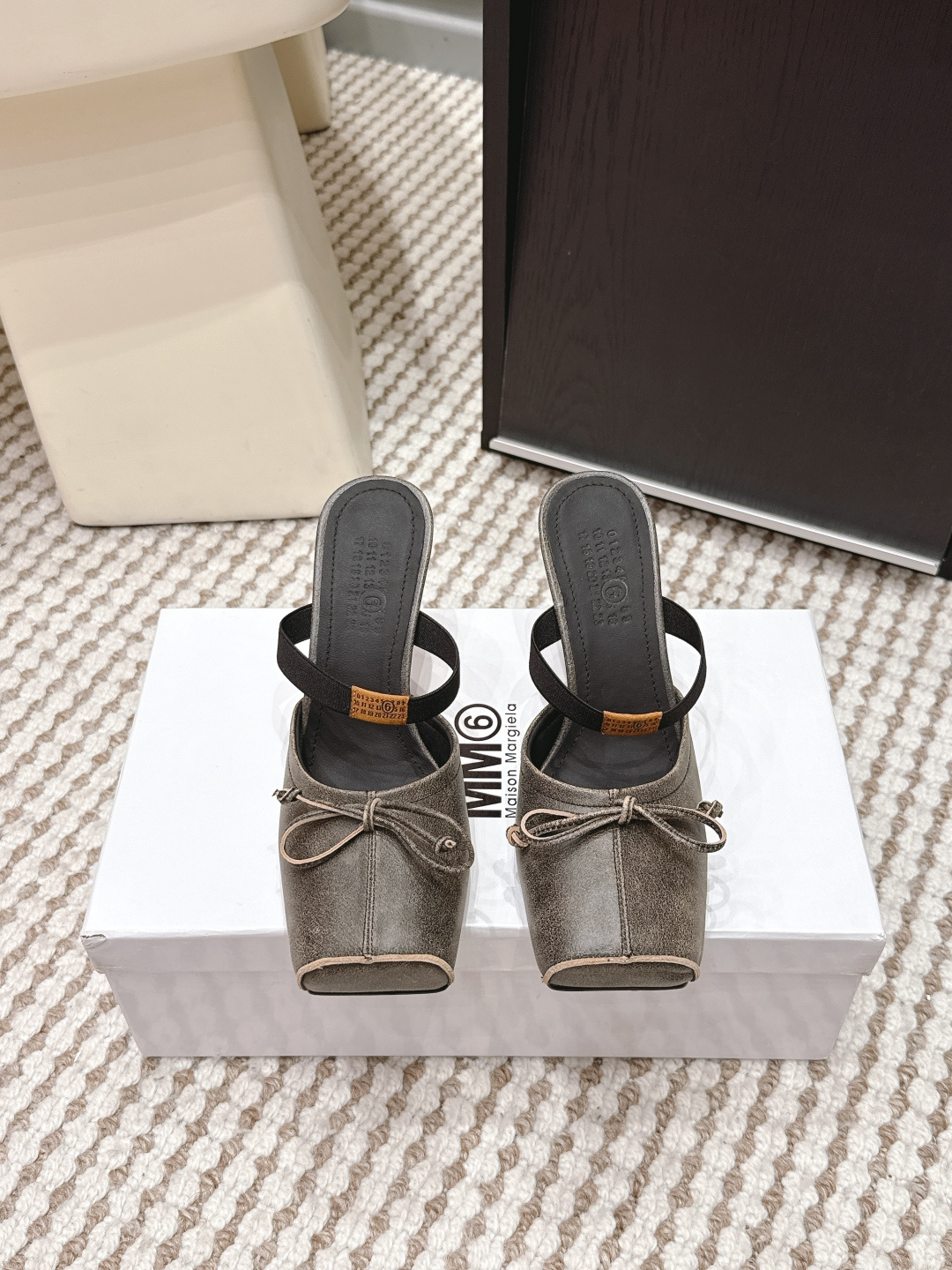 NO:707370,Purchasing agent grade MM6 Margiela 2026 new product square toe bow high heel mule shoes MM6 Margiela square toe bow mule shoes, soft leather + bow decoration, elegant and modern. Square toe design + elastic band, super easy to put on and take off, fit the foot shape, perfect comfort!  The hollow back Muller structure makes it easy to control for daily commuting and leisure. The white single-thread stitching on the sole + the MM6 logo on the elastic band is highly recognizable. It can be worn with skirts and jeans. You can switch between French lazy or high-end styles at will. Heel height 7cm Size 35-39 (custom-made in 40 pieces, non-refundable), ballet slippers, masion margiela, masion margiela, slippers, skirts, jeans19860909代购级 MM6马吉拉 2026新品 方头 蝴蝶结 高跟 穆勒鞋 MM6马吉拉方头蝴蝶结穆勒鞋,柔软皮革+蝴蝶结装饰,优雅又有现代感.方头设计+弹力带,穿脱超方便,贴合脚型,舒适度满分！后空穆勒结构,日常通勤、休闲都能轻松驾驭 鞋底白色单线缝线+弹力带MM6标识,辨识度超高,裙装牛仔裤都能搭,法式慵懒or高级感随心切换. 跟高 7cm Size 35-39（40订做不退换）,拖鞋芭蕾舞鞋,masion margiela,masion margiela,slippers,skirts,jeans,Women's Shoes