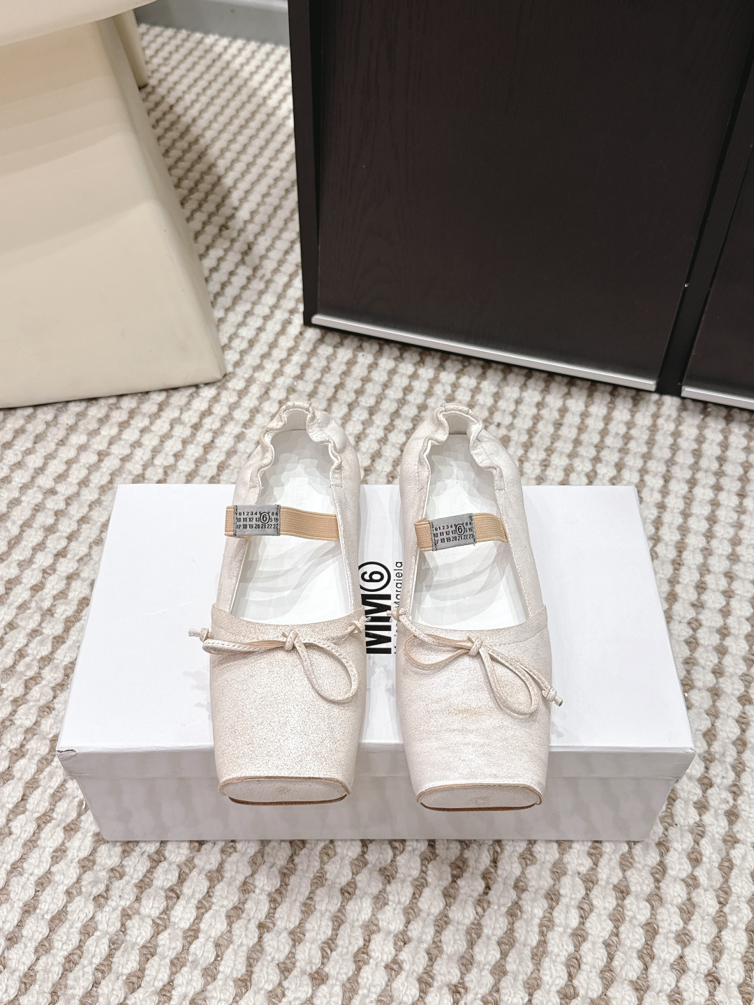 NO:707372,Purchasing agent grade MM6 Margiela 2026 spring and summer new square toe flat ballet shoes MM6 Margiela square toe ballet shoes are made of first-layer cowhide, soft and comfortable, with upper bow + elastic band design, super easy to put on and take off!  The square toe shape is retro and fashionable, and the shallow mouth design fits the shape of the foot. It can be easily used for commuting and leisure. Beige, caramel and other colors are available. You can match it with skirts and jeans as you like, and you can easily get the French lazy atmosphere!  The flat bottom design is very comfortable for long walks, practical and beautiful, and is one of the classic models of MM6. Size 35-39 (40 orders are not returnable), slippers, ballet shoes, masion margiela, masion margiela, slippers, skirts, jeans, cowhide19860909代购级 MM6马吉拉2026春夏新款 方头 平底 芭蕾舞 单鞋 MM6马吉拉方头芭蕾舞鞋,选用头层牛皮,柔软舒适,鞋面蝴蝶结+弹力带设计,穿脱超方便！方头造型复古又时髦,浅口设计贴合脚型,通勤休闲都能轻松驾驭 米色、焦糖色等多色可选,裙装牛仔裤随心搭配,法式慵懒氛围感轻松get！平底设计,长时间走路也很舒适,实用又美观,是MM6经典款之一. Size 35-39（40订做不退换）,拖鞋芭蕾舞鞋,masion margiela,masion margiela,slippers,skirts,jeans,cowhide,Women's Shoes