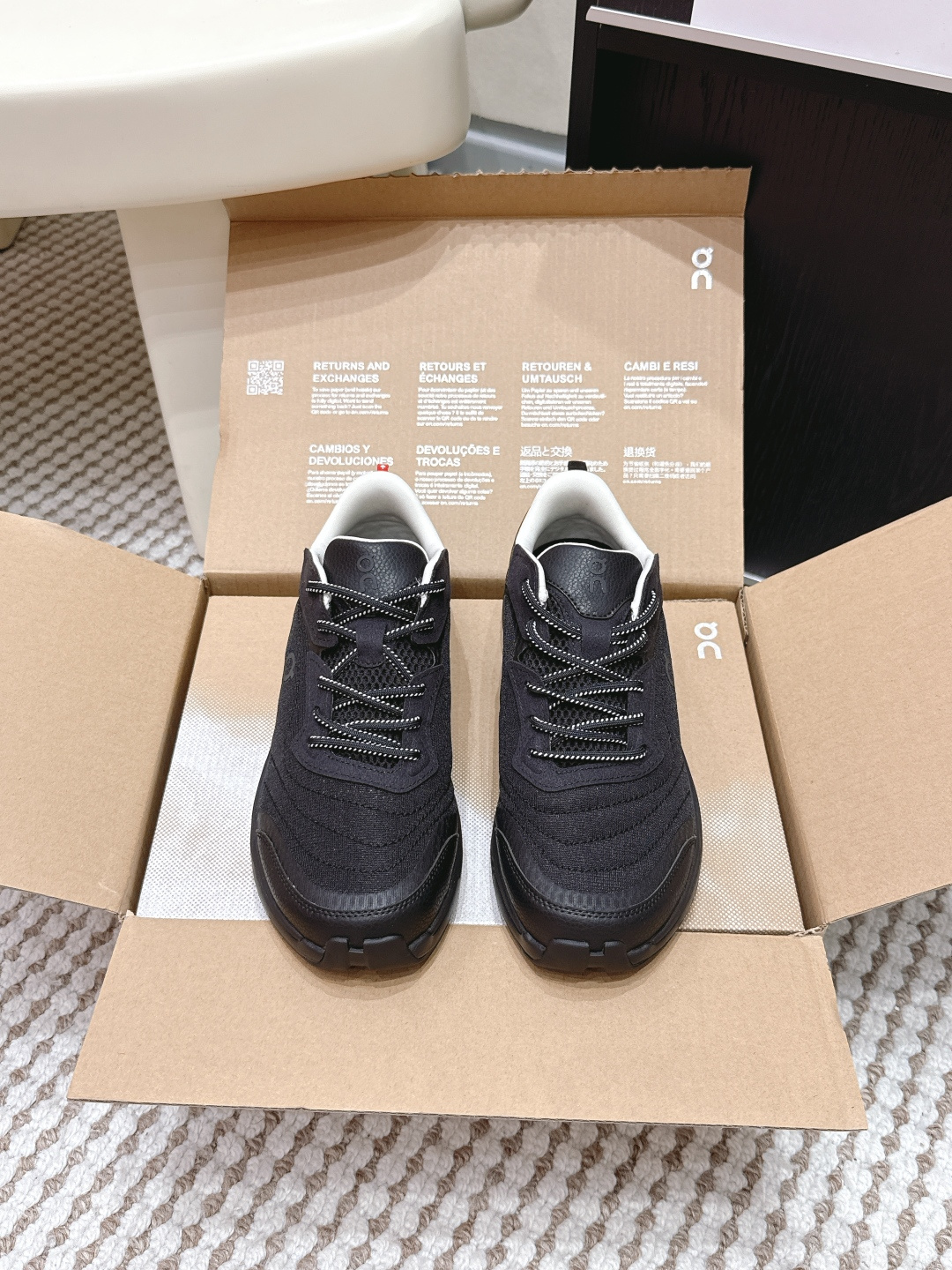 NO:707366,Purchasing agent OnOnCloudzone Moon casual sports running shoes OnOn×Zendaya co-branded Cloudzone Moon black model, breathable mesh + artificial leather, high-end texture and comfortable!  The dual-density Helion super foam midsole has perfect cushioning power and a soft and elastic feel. It is OK for daily street or sports. Speedboard support is flexible and stable. The rubber outsole has strong grip and the 'Swiss engineering' details on the heel are very recognizable!  Simple and fashionable, with both function and appearance, Zendaya co-branded model is a must-have for individual expression!  Size 36-45 (female 40, male 38 45 customized), casual shoes/sports shoes, stuart weitzman, sneakers19860909代购级 On昂跑 Cloudzone Moon 休闲 运动 跑鞋 On昂跑×Zendaya联名Cloudzone Moon黑色款,透气网眼+人造革,质感高级又舒适！双密度Helion超级泡棉中底,缓震力满分,脚感软弹,日常出街or运动都OK Speedboard速度板加持,灵活稳稳的,橡胶外底抓地力强,后跟“Swiss engineering”细节超有辨识度！简约时尚,功能与颜值兼备,Zendaya联名款,个性表达必备！ Size 36-45（女40 男38 45订做）,休闲鞋/运动鞋,stuart weitzman,sneakers,Women's Shoes