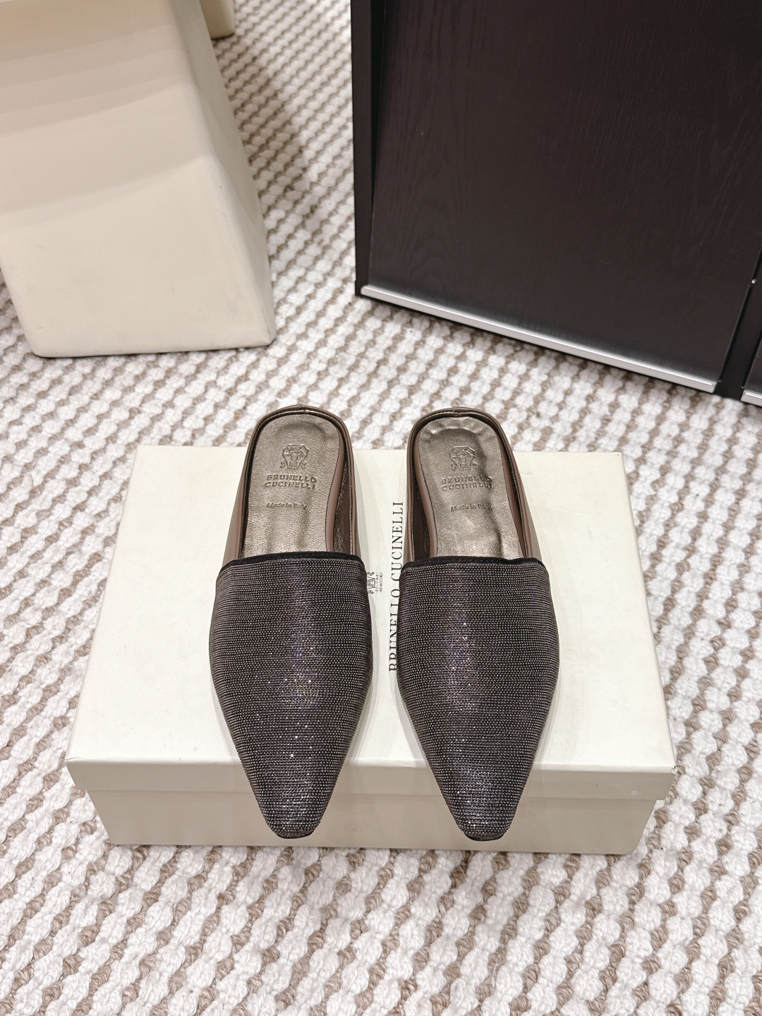 NO:707669,Purchasing agent Brunello Cucinelli 2026 spring and summer new pointed toe mule slippers. Italian luxury brand Brunello Cucinelli's pointed toe mule slippers are made of high-quality fabrics and have a low-key luster and are super elegant. The pointed toe design modifies the foot shape, and the semi-drag style is easy to put on and take off, making it easy to control for daily commuting or formal occasions. The soles are soft and comfortable for long walks. The simple and elegant style works well with skirts or trousers, easily improving the overall look. Size  35-39 (40.41.42 custom-made, non-refundable), half-slip shoes, brunello cucinelli, slippers, skirts19860909代购级 Brunello Cucinelli 2026春夏新款 尖头 穆勒拖鞋 意大利奢侈品牌Brunello Cucinelli的尖头穆勒鞋,采用高品质织物,低调光泽感超优雅.尖头设计修饰脚型,半拖款式穿脱方便,日常通勤或正式场合都能轻松驾驭 鞋底柔软,长时间走路也很舒适,简约大气风格,搭配裙装或裤装都很出彩,轻松提升整体造型感 Size 35-39（40.41.42订做不退换）,半拖单鞋,brunello cucinelli,slippers,skirts,Women's Shoes