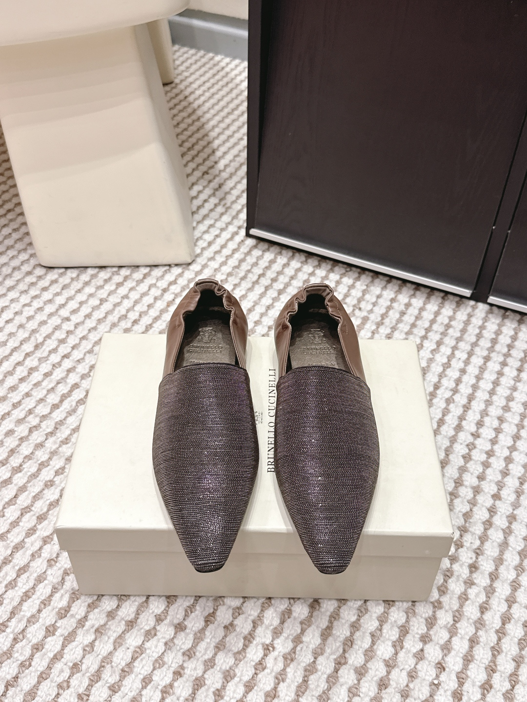 NO:707670,Purchasing agent Brunello Cucinelli 2026 spring and summer new style pointed toe loafers. The Italian luxury brand Brunello Cucinelli's pointed toe mules are made of high-quality fabrics, with a low-key luster and a super elegant feel. The pointed toe design modifies the foot shape, and the semi-drag style is easy to put on and take off, making it easy to control for daily commuting or formal occasions. The soles are soft and comfortable for long walks. The simple and elegant style goes well with skirts or trousers, easily improving the overall look. Size  35-39 (40.41.42 custom-made, non-returnable), half-slip shoes, brunello cucinelli, loafers, skirts19860909代购级 Brunello Cucinelli 2026春夏新款 尖头 乐福鞋 意大利奢侈品牌Brunello Cucinelli的尖头穆勒鞋,采用高品质织物,低调光泽感超优雅.尖头设计修饰脚型,半拖款式穿脱方便,日常通勤或正式场合都能轻松驾驭 鞋底柔软,长时间走路也很舒适,简约大气风格,搭配裙装或裤装都很出彩,轻松提升整体造型感 Size 35-39（40.41.42订做不退换）,半拖单鞋,brunello cucinelli,loafers,skirts,Women's Shoes