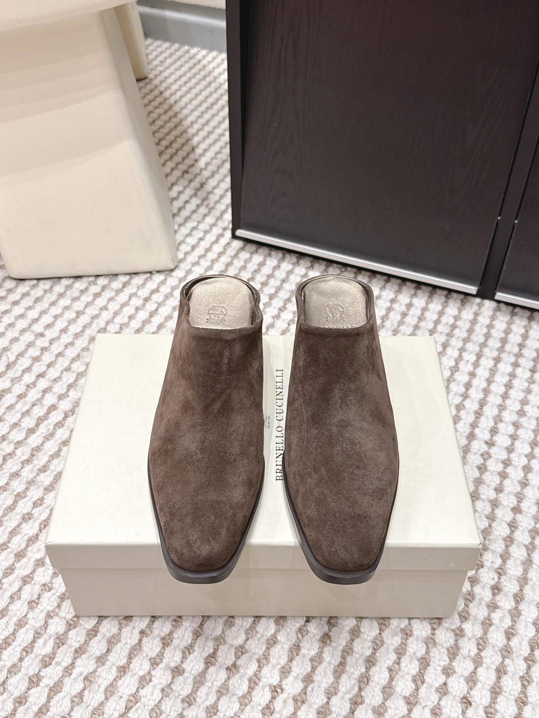 NO:707379,Purchasing agent Brunello Cucinelli 2026 spring and summer new style pointed toe mule slippers. The pointed toe mule slippers of the Italian luxury brand Brunello Cucinelli are made of high-quality fabrics, with a low-key gloss and a super elegant look. The pointed toe design modifies the foot shape, and the semi-drag style is easy to put on and take off, making it easy to control for daily commuting or formal occasions. The sole is soft and comfortable for long walks. It has a simple and elegant style. It goes well with skirts or trousers and easily enhances the overall look. Size  35-39 (40.41.42 custom-made, non-refundable), half-drag high heels, brunello cucinelli, high heels, skirts19860909代购级 Brunello Cucinelli 2026春夏新款 尖头 穆勒拖 意大利奢侈品牌Brunello Cucinelli的尖头穆勒鞋,采用高品质织物,低调光泽感超优雅.尖头设计修饰脚型,半拖款式穿脱方便,日常通勤或正式场合都能轻松驾驭 鞋底柔软,长时间走路也很舒适,简约大气风格,搭配裙装或裤装都很出彩,轻松提升整体造型感 Size 35-39（40.41.42订做不退换）,半拖高跟鞋,brunello cucinelli,high heels,skirts,Women's Shoes
