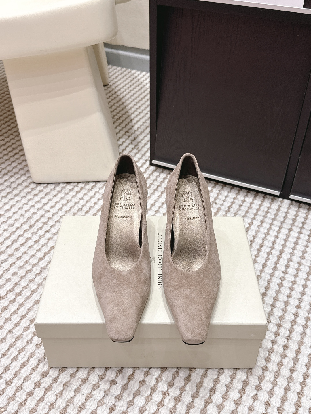 NO:707377,Purchasing agent Brunello Cucinelli 2026 spring and summer new style deerskin high heels single shoes Italian luxury brand Brunello Cucinelli's deerskin high heels are made of high-quality deerskin, soft and delicate, and the dark brown color is super textured. The pointed toe shallow mouth design is elegant and long legs, the low heels are comfortable, and can be easily used for commuting or formal occasions. Low-key luxury style, it looks great with skirts or suit pants, easily enhances the overall temperament, and is a must-have item in urban women's wardrobe. Heel height 8cm Size  35-39 (40.41.42 custom-made, non-returnable), high-heeled shoes, brunello cucinelli, high heels, skirts, business suit19860909代购级 Brunello Cucinelli 2026春夏新款 鹿皮 高跟鞋 单鞋 意大利奢侈品牌Brunello Cucinelli的鹿皮高跟鞋,选用优质鹿皮,柔软细腻,深棕色调超有质感.尖头浅口设计,优雅又显腿长,低跟舒适,通勤或正式场合都能轻松驾驭 低调奢华风格,搭配裙装或西装裤都很出彩,轻松提升整体气质,是都市女性衣橱必备单品 跟高 8cm Size 35-39（40.41.42定做不退换）,高跟鞋单鞋,brunello cucinelli,high heels,skirts,business suit,Women's Shoes