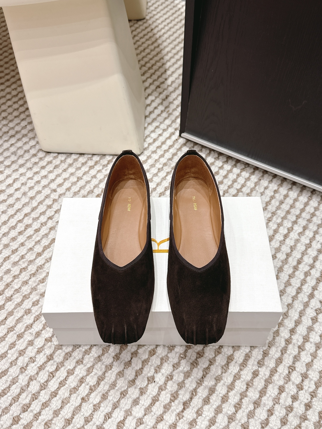 NO:707656,Purchasing agent The Row 2026 spring and summer new flat sheep suede square-toe shoes The Row's sheep suede square-toed flat shoes, minimalist design + high-quality sheep suede, the lining and insole are all sheepskin, genuine leather soles, super comfortable to wear!  The square toe and shallow mouth design is retro and fashionable, and can be easily used in daily commuting. The black color is versatile and can be matched with skirts and trousers. It has a perfect low-key elegance ~ Sizes 35-39, and can be customized to 40 sizes to meet the needs of different foot types. It is a must-have practical item for girls with minimalist style!  Size 35-39 (40 orders are not returnable), single shoes, flats, skirts, sheepskin19860909代购级 The Row 2026春夏新款 平底 羊反绒 方头单鞋 The Row这款羊反绒方头平底鞋,极简设计+高品质羊反绒,内里和鞋垫都是羊皮,真皮鞋底,穿着超舒适！方头浅口设计,复古又时髦,通勤日常都能轻松驾驭 黑色百搭,裙装裤装随心搭配,低调优雅气质满分～尺码35-39,还能定制40码,满足不同脚型需求,是极简风女孩必入的实用单品！ Size 35-39（40订做不退换）,单鞋,flats,skirts,sheepskin,Women's Shoes