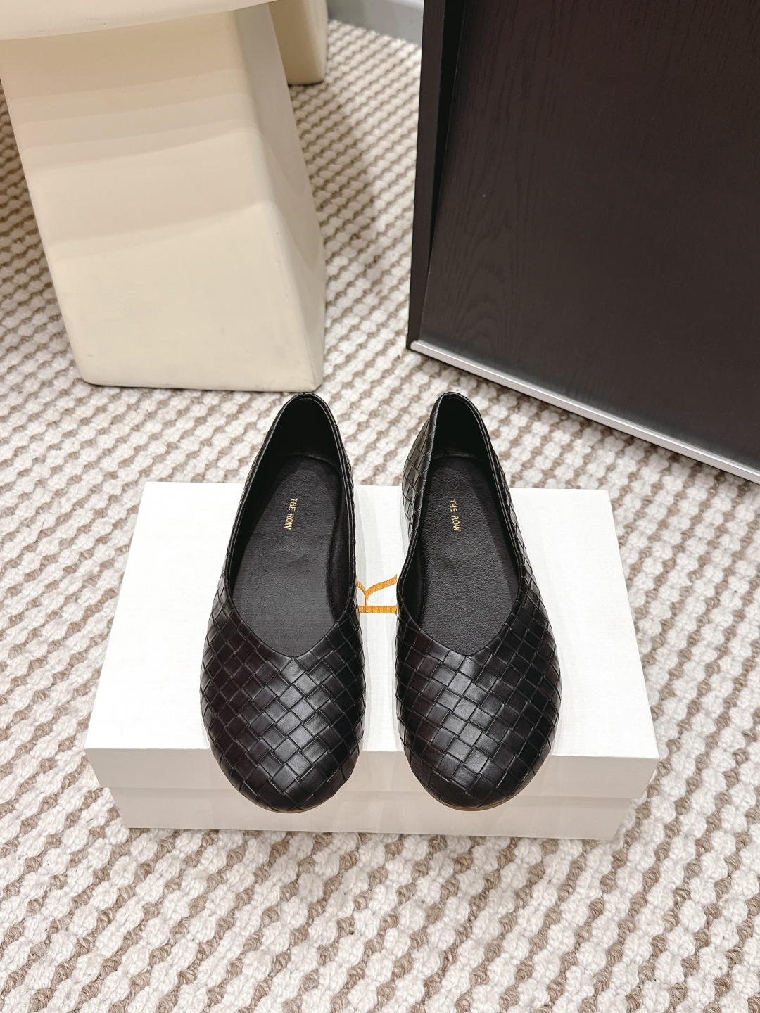 NO:707658,Purchasing agent The Row 2026 spring and summer new flat sheep suede square-toe shoes The Row's sheep suede square-toed flat shoes, minimalist design + high-quality sheep suede, the lining and insole are all sheepskin, genuine leather soles, super comfortable to wear!  The square toe and shallow mouth design is retro and fashionable, and can be easily used in daily commuting. The black color is versatile and can be matched with skirts and trousers. It has a perfect low-key elegance and meets the needs of different foot types. It is a must-have practical item for girls with minimalist style!  Size 35-39 (40.41 custom-made, non-refundable), single shoes, flats, skirts, sheepskin19860909代购级 The Row 2026春夏新款 平底 羊反绒 方头单鞋 The Row这款羊反绒方头平底鞋,极简设计+高品质羊反绒,内里和鞋垫都是羊皮,真皮鞋底,穿着超舒适！方头浅口设计,复古又时髦,通勤日常都能轻松驾驭 黑色百搭,裙装裤装随心搭配,低调优雅气质满分～满足不同脚型需求,是极简风女孩必入的实用单品！ Size 35-39（40.41订做不退换）,单鞋,flats,skirts,sheepskin,Women's Shoes