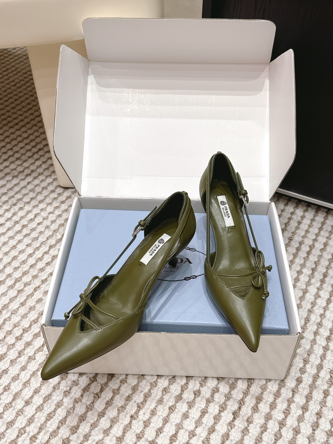 Prada Style Green Leather Women's Shoes style reference detail image 4 from source 784900