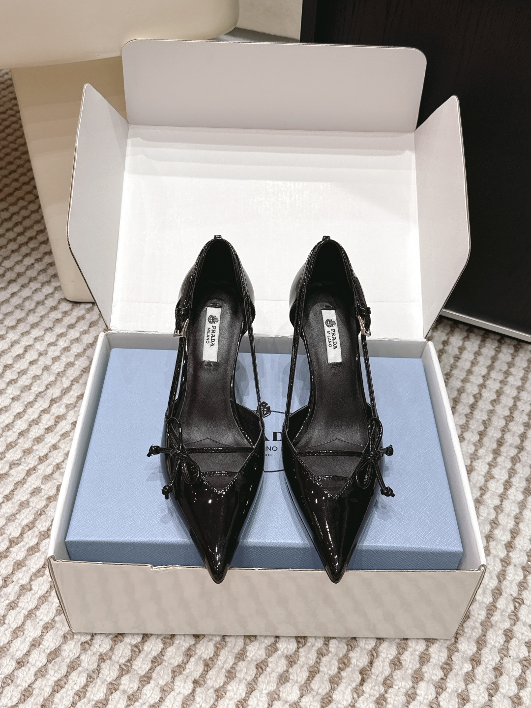 NO:707652,Purchasing agent Prada 2026 new Mary Jane high heels, sandals and single shoes Prada 2026 spring and summer green Mary Jane high heels, pointed toe design + bow decoration, elegant and refined. High-quality leather, smooth and delicate upper, thin buckle design adds retro temperament. The mid-heel height is comfortable and long legs, can be easily used for commuting, dating and formal occasions. The green color is very recognizable, paired with light or neutral color clothing, perfect sense of style!  Size 35-39 (40.41 custom-made, non-returnable), high heels, prada, prada, sandals, mary jane, high heels19860909代购级 Prada 普拉达 2026新款 玛丽珍 高跟鞋 凉鞋 单鞋 Prada 2026春夏绿色玛丽珍高跟鞋,尖头设计+蝴蝶结装饰,优雅又精致.优质皮革,鞋面光滑细腻,细带扣设计更显复古气质. 中跟高度,舒适又显腿长,通勤、约会、正式场合都能轻松驾驭.绿色配色超有辨识度,搭配浅色或中性色服饰,造型感满分！ Size 35-39（40.41订做不退换）,高跟鞋单鞋,prada,prada,sandals,mary jane,high heels,Women's Shoes