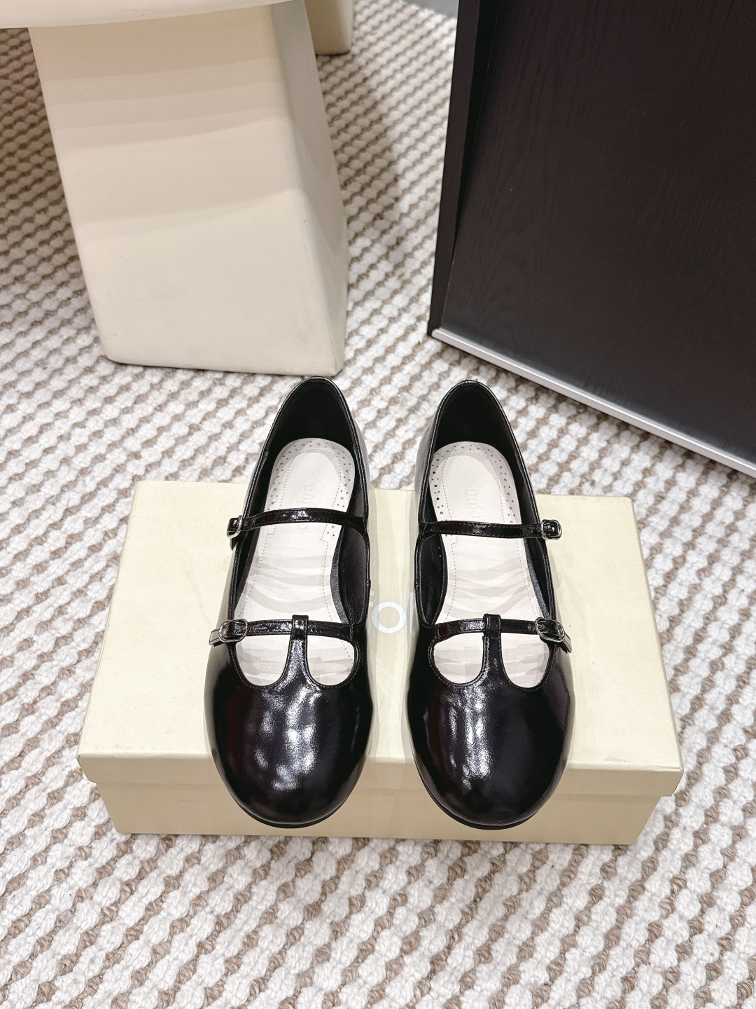 NO:710853,Purchasing-grade Unfolio 2026 spring and summer new style Mary Jane shoes, the natural shoes for retro sweet girls, three-color patent leather Mary Janes, round-toe shoes with double buckle design, full of retro girly feel, soft sole comfort and daily wear, pleated skirt is the standard for sweet girls, paired with jeans, you can create a sweet and cool mix. Each color touches the aesthetic. Size35-39 (40.41 custom-made and non-refundable), ballet shoes, mary  jane,skirts,jeans19860909代购级 Unfolio 2026春夏新款 玛丽珍鞋 复古甜妹的本命鞋履 三色的漆皮玛丽珍 圆头鞋型搭配双扣带设计 把复古少女感拉满 软底的舒适感兼顾日常实穿 搭百褶裙是甜妹标配 配牛仔裤又能玩转出甜酷混搭 每一款颜色都戳中审美 Size35-39（40.41定做不退换）,芭蕾舞鞋,mary jane,skirts,jeans,Women's Shoes