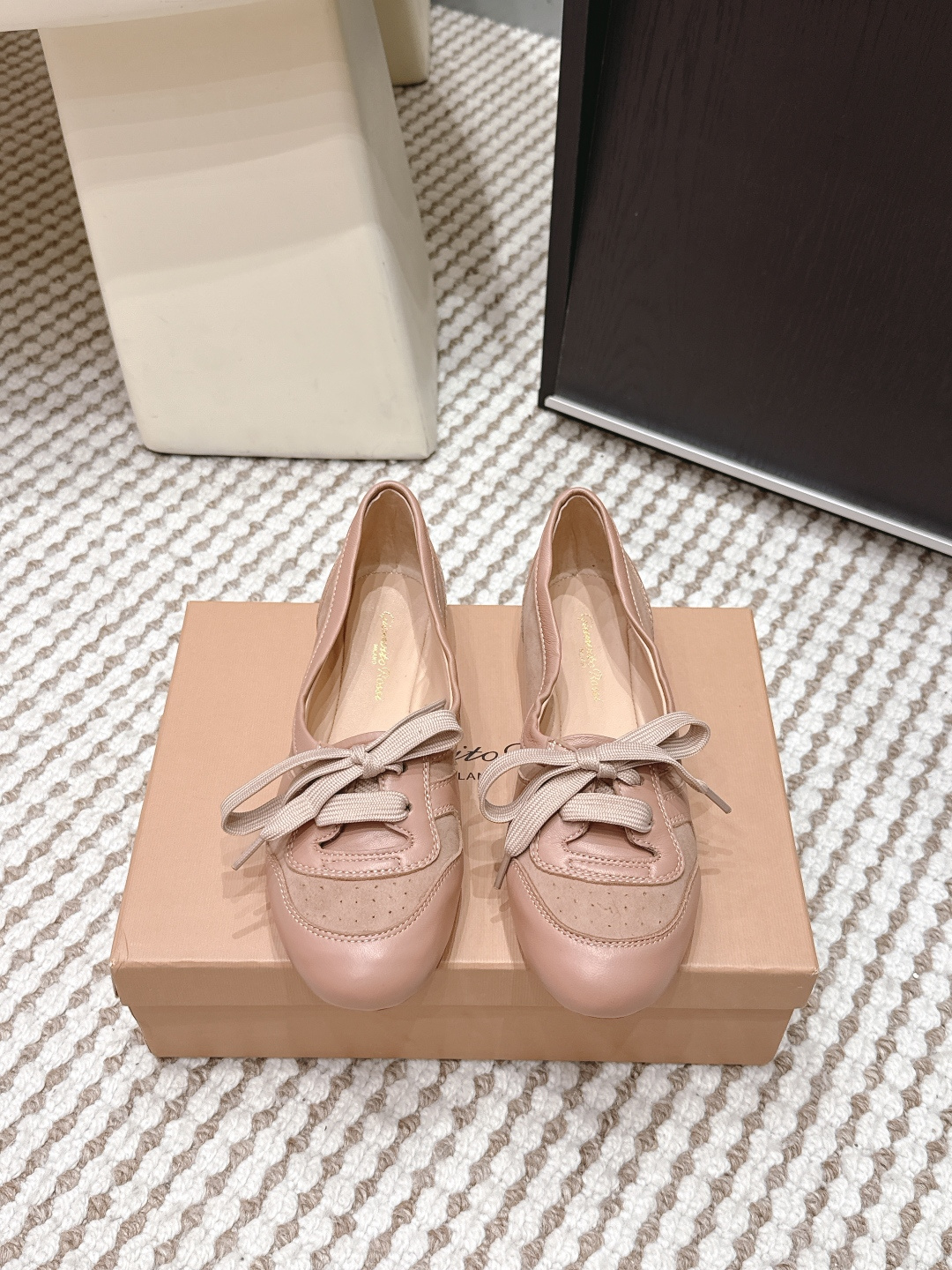 NO:710845,Purchasing agent grade GIANVITO ROSSI 26/ Vault Lace-Up Ballet Shoes Casual Shoes Gianvito Rossi's lace-up ballet shoes are simple, elegant and a little retro. The toe is brogue-engraved, with perfect details, and the shallow mouth design shows the shape of the foot. It can be easily controlled for daily commuting or leisure. The flat bottom is super comfortable, and you will not be tired after walking for a long time. It is versatile and can be matched with skirts and trousers, so you can easily switch between multiple styles!  Size: #35-39 (40.41. Customized), ballet shoes, skirts19860909代购级 GIANVITO ROSSI 26/ Vault 系带 芭蕾鞋 休闲单鞋 Gianvito Rossi这款系带芭蕾舞鞋,简约优雅又带点复古感.鞋头布洛克雕花,细节满分,浅口设计超显脚型,日常通勤或休闲都能轻松驾驭 平底超舒适,长时间走路也不累,百搭不挑人,裙装裤装都能搭,轻松切换多种风格！ Size : #35-39 (40.41.订做）,芭蕾舞鞋,skirts,Women's Shoes
