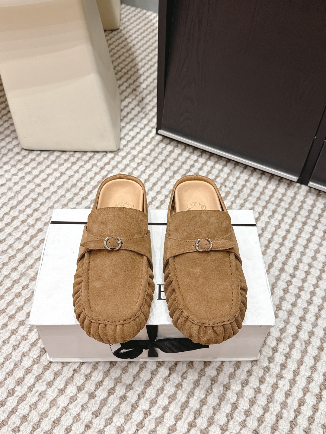 NO:710841,Purchasing level Cotemp 2056 new style flat pleated Mule half slippers loafers casual shoes adopts the combination of Mule half slippers + beanie shoes, which are easy to put on and take off with one foot, and have a sense of leisure and fashion; the toe is an improved narrow round toe, and the design of narrowing the shoe body is more exquisite and more tolerant to the foot shape; the shoe body is embellished with silver metal buckles, which is simple and adds exquisite details, and has both a retro feel and a sense of design  The soles are also engraved with the brand LOGO, and are full of details. There is no adaptation period for comfortable foot feel, the soles are soft and elastic, and have good shock absorption effect when walking; the flat-soled design takes into account both daily commuting and leisure scenes, is highly matchable, and can be adapted to a variety of styles. Size #35-41 (40.41 size customization is non-returnable), semi-trailers, loafers, slippers19860909代购级 Cotemp 2056新款 平底褶皱 穆勒 半拖鞋 乐福鞋 休闲鞋 采用穆勒半拖+豆豆鞋的结合款型,一脚蹬穿脱便捷,兼具休闲与时尚感；鞋头为改良后的细窄圆头,收窄鞋身的设计更显精巧,对脚型的包容度也更高；鞋身点缀银色金属扣,简约又添精致细节,复古感与设计感兼具 鞋底还刻有品牌LOGO,细节拉满.无适应期的舒适脚感,鞋底软弹,行走时减震效果好；平底设计兼顾日常通勤与休闲场景,搭配性强,可适配多种穿搭风格. size#35-41码（40.41码定制不退换）,半拖,loafers,slippers,Women's Shoes