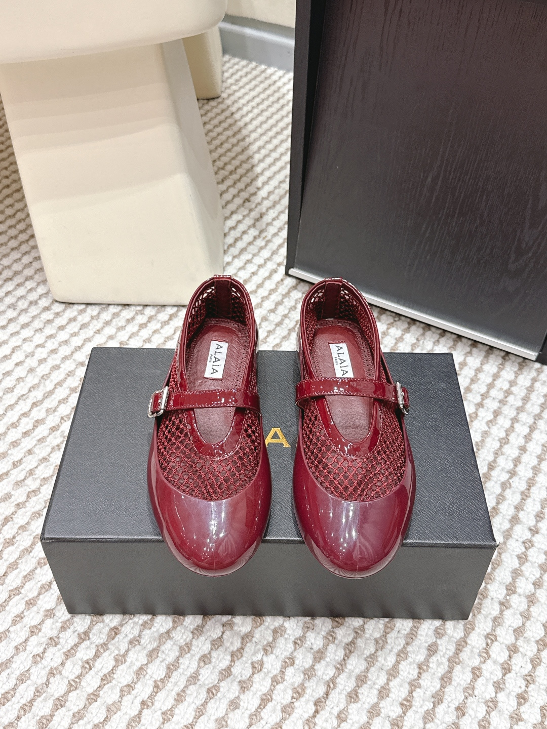 NO:710830,Purchasing agent ALAIA Alaia's new fishnet toe-cap sandals 2026 French fairy ballet flat dancing shoes ALAIA brand originates from its founder, Azzedine Alaia, the founder of the 'super tight and sexy' trend in the 1980s, known as the 'King of cling', he is one of the most legendary designers in the fashion industry Azzedine Alaia  Intelligently exaggerating the sexy side, it is both sober, discreet and modern, as well as ultra-fitting sexy rivets, metal buckles, tight corsets and sexy snakeskin. These Alaia design elements continue to appear on the runways of major brands. The style of the Alaia brand is just like its fashion, sexy and modern. Size 35-39 (40.41. Customized), ballet shoes, alaia, sandals, snakeskin19860909代购级 ALAIA 阿莱亚新款鱼网包头凉鞋2026法式仙女芭蕾舞平底跳舞鞋 ALAIA品牌源自其创始人,Azzedine Alaia是上世纪80 年代“超紧身性感”风潮的创始人,被称作“King of cling”, 他是时尚界最传奇的设计师之一 Azzedine Alaia 聪明地将性感一边更夸张,既清醒谨慎摩登,又超贴身性感铆钉、金属环扣、紧束胸衣和性感蛇皮,这些 Alaia 的设计元素仍不断出现在各大品牌的秀台上.Alaia品牌的风格一如其时装,性感而又摩登 Size 35-39（40.41.定做）,芭蕾舞鞋,alaia,sandals,snakeskin,Women's Shoes